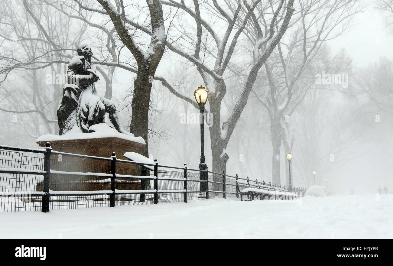 Skulptur von Robert Burns im Central Park während eines Schneefalls. Stockfoto