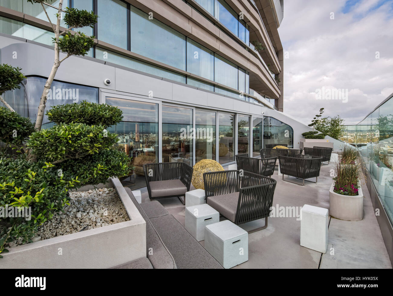 Dachterrasse im Canaletto Apartments City unterwegs. Canaletto Apartments, London, Vereinigtes Königreich. Architekt: UNStudio, 2017. Stockfoto