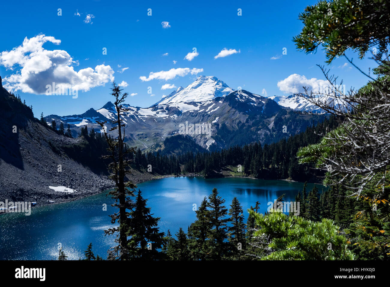 Ein Blick auf Mt Baker auf der Rückseite eines der Kette Seen.  Eine erstaunliche Wanderziel. Stockfoto