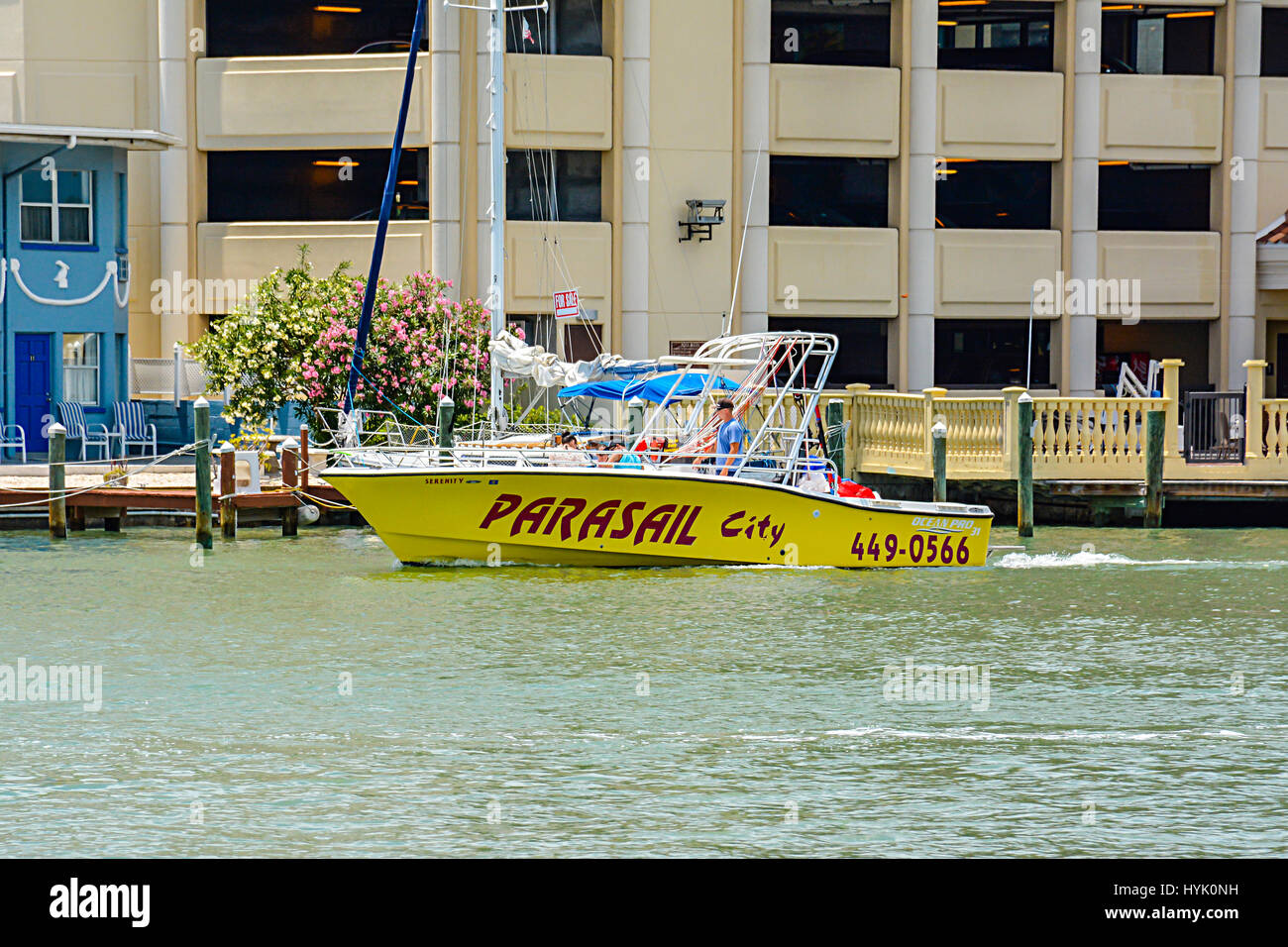 Kommerzielle Boote zum Parasailing verlässt Hafen am Clearwater Beach, Florida, Yachthafen, aufregenden Wassersport-Aktivitäten und Sightseeing Ausflug Stockfoto