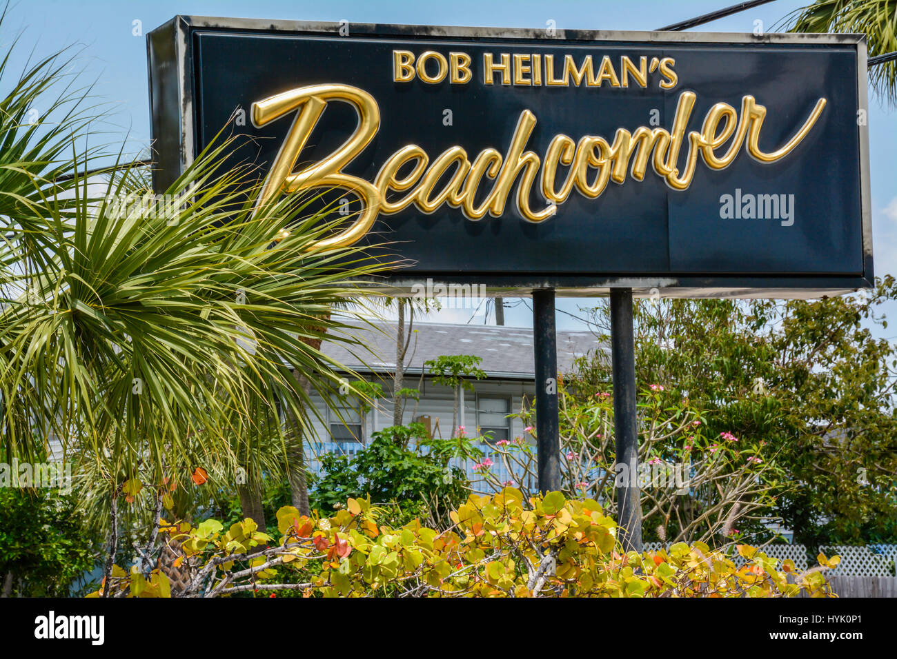 Die Zeichen für Bob Heilmans Beachcomber Restaurant in Palm Rutschbahnen beladen Lage in Clearwater Beach, FL ist eine alte Florida Themen klassische Einrichtung Stockfoto