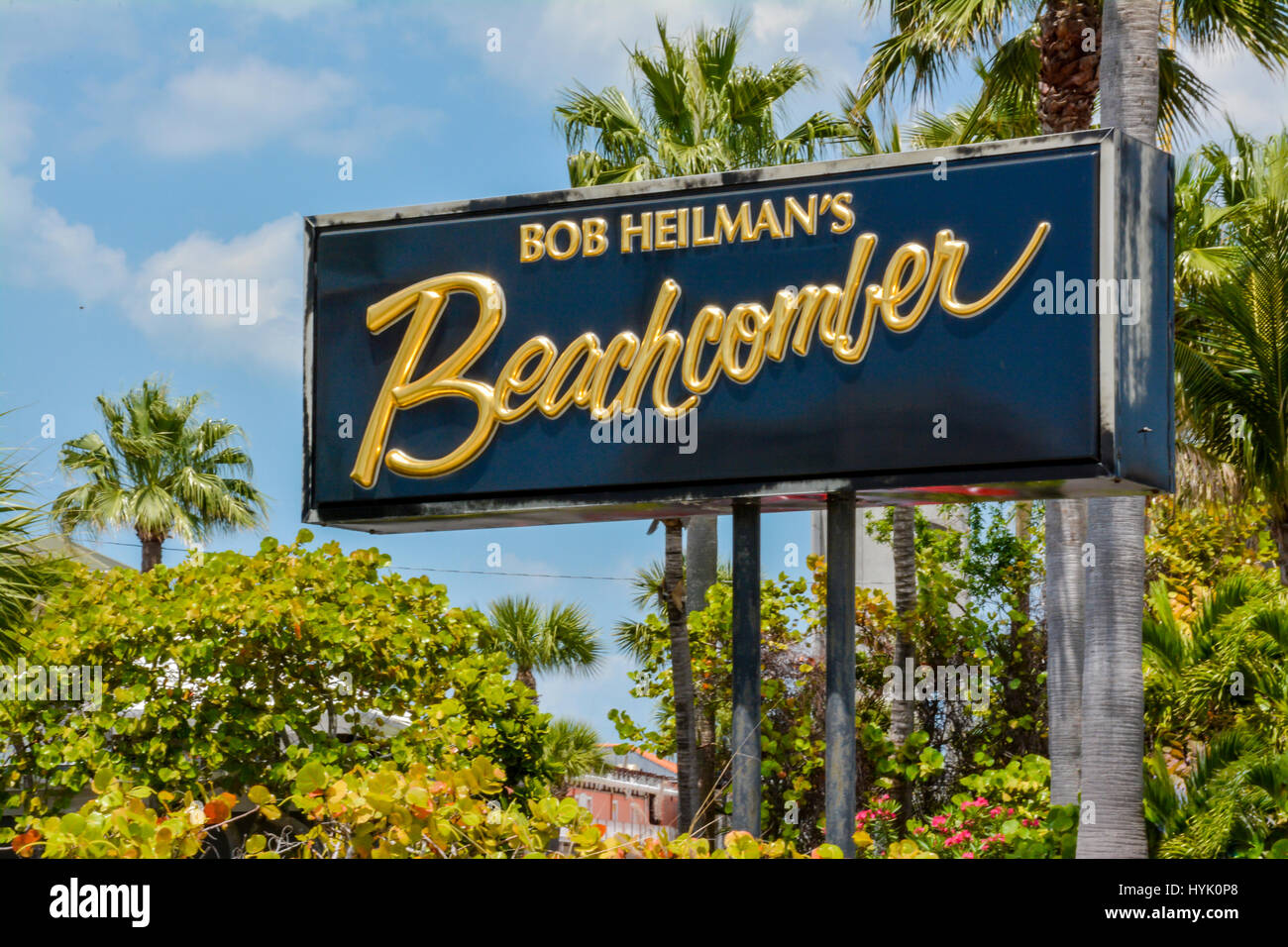 Das Zeichen für Bob Heilmans Beachcomber Restaurant in Palm Rutschbahnen beladen Lage in Clearwater Beach, FL ist ein Alter Florida Themen Klassiker in Clearwate Stockfoto
