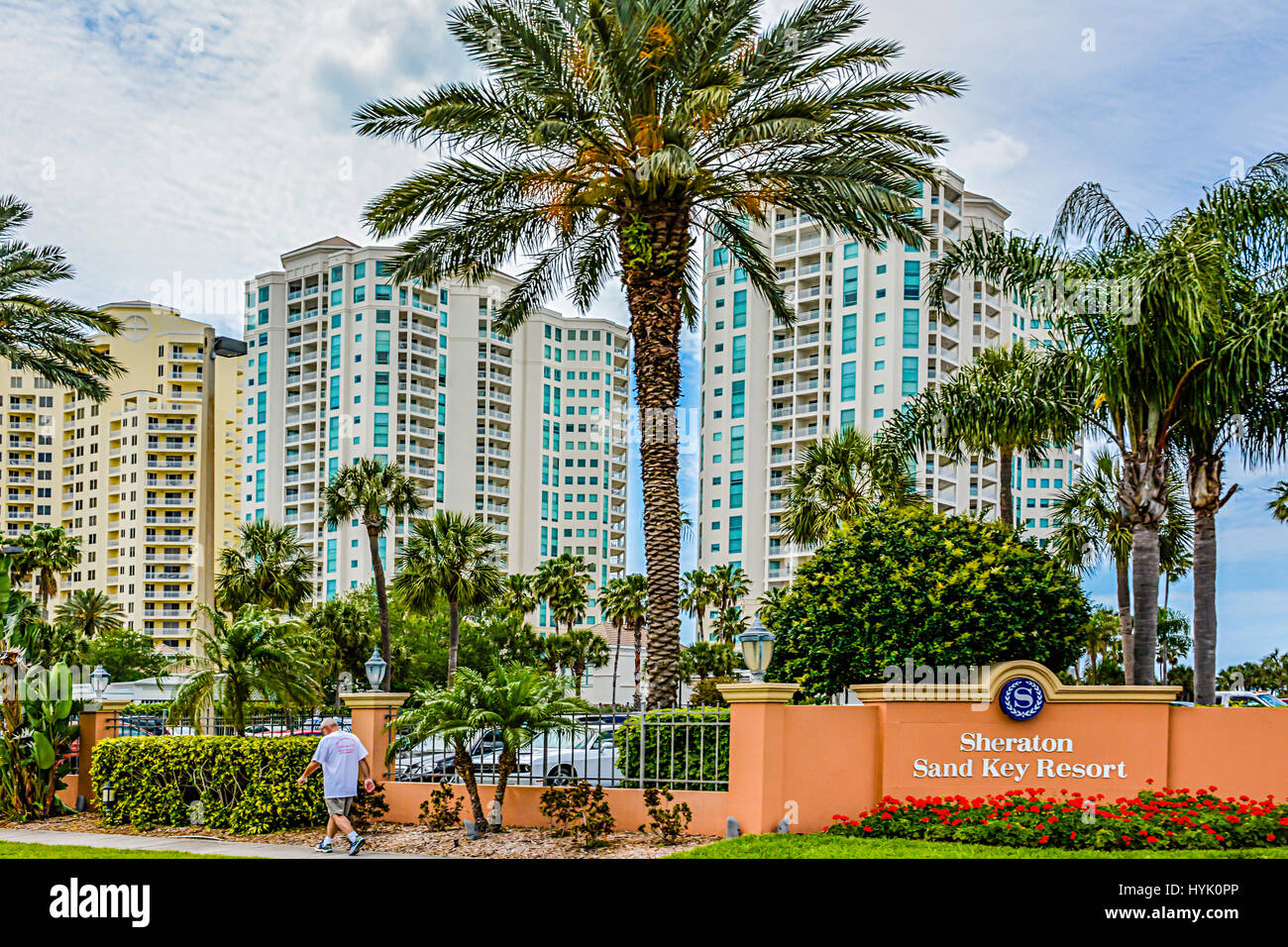 Tropischen urbanen Blick auf die Hochhäuser von Sheraton Sand Key Resort & Hotel, Locatred auf GulfK Blvd., in Clearwater Beach, FL Stockfoto