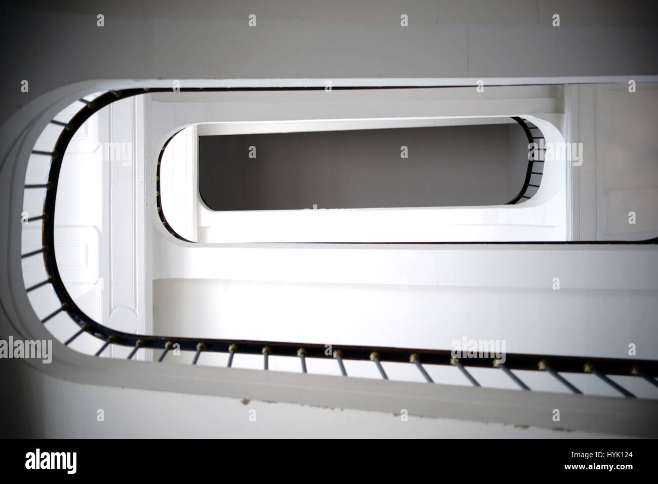 Die Underview einer Treppe mit einer Wendeltreppe und Geländer. Stockfoto