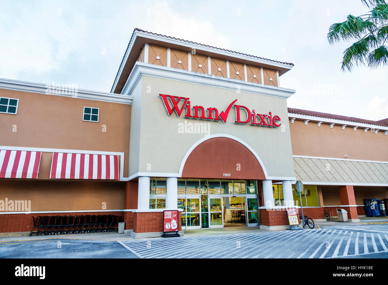 Orlando Florida, Lake Buena Vista, Winn Dixie, Supermarkt, Lebensmittelgeschäft, Shopping Shopper Shopper Geschäfte Markt Märkte Markt Kauf Verkauf, r Stockfoto