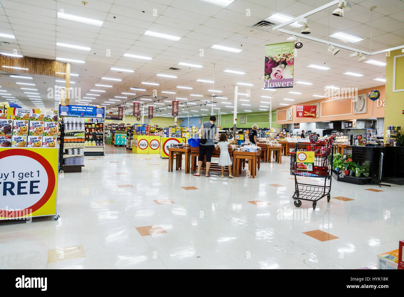 Orlando Florida, Lake Buena Vista, Winn Dixie, Supermarkt, Lebensmittelgeschäft, Shopping Shopper Shopper Geschäfte Markt Märkte Markt Kauf Verkauf, r Stockfoto