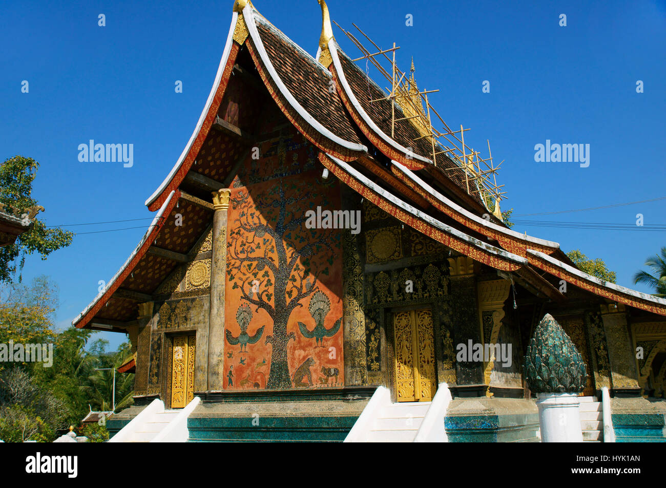 Der Baum des Lebens an Wat Xieng Thong, Luang Prabang Stockfoto