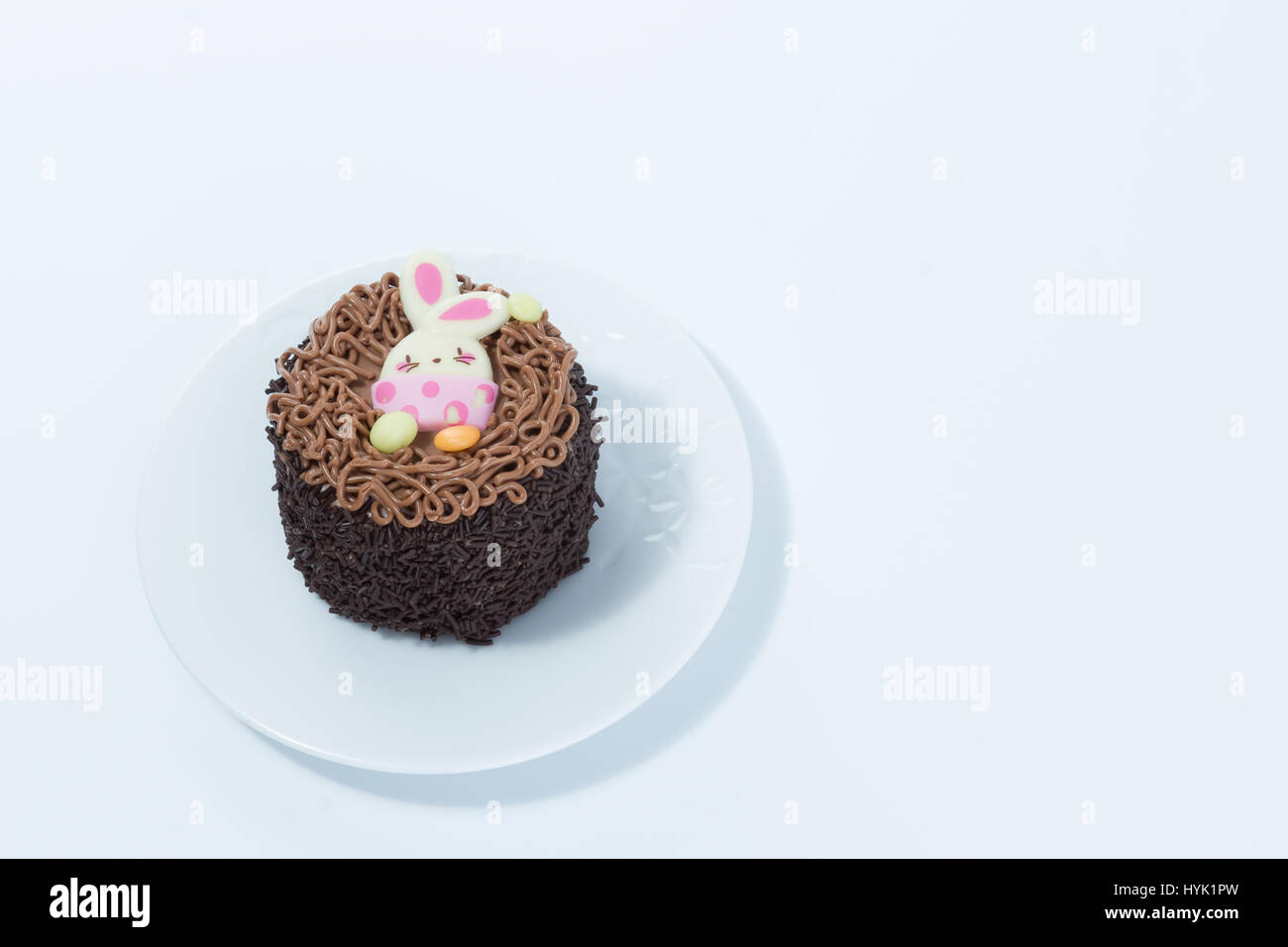 Kleine Schokoladen-Kuchen - Brigadeiro - mit Ostern Hase Detail auf einem weißen Teller in weißen Hintergrund isoliert Stockfoto