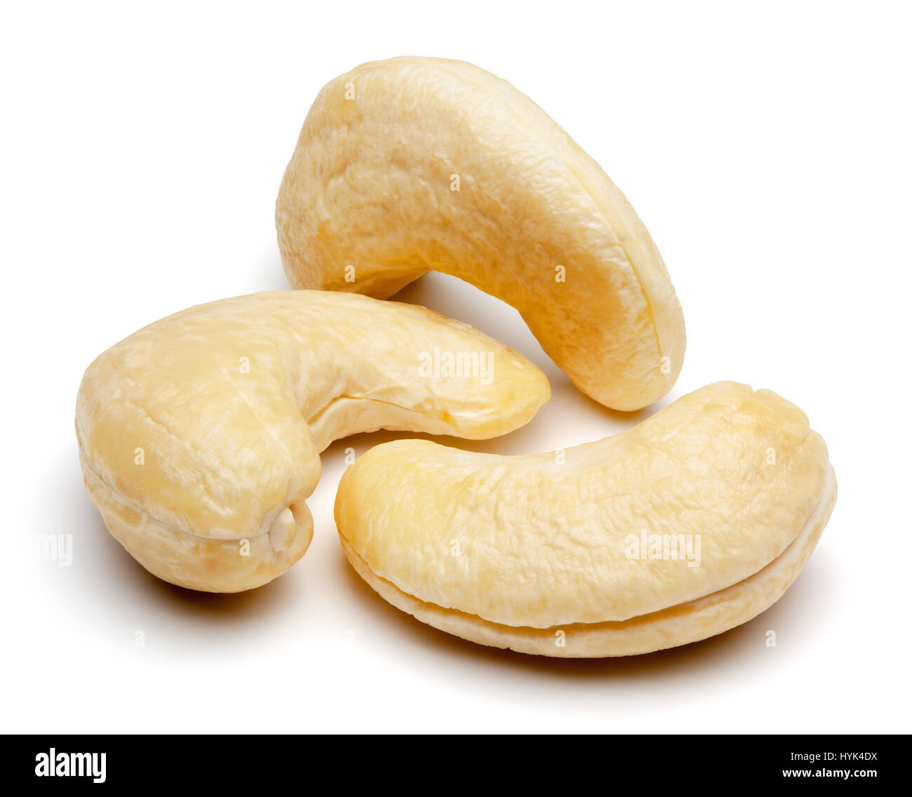 Nahaufnahme von Cashew-Nüssen, auf dem weißen Hintergrund isoliert Schneidepfad enthalten. Stockfoto