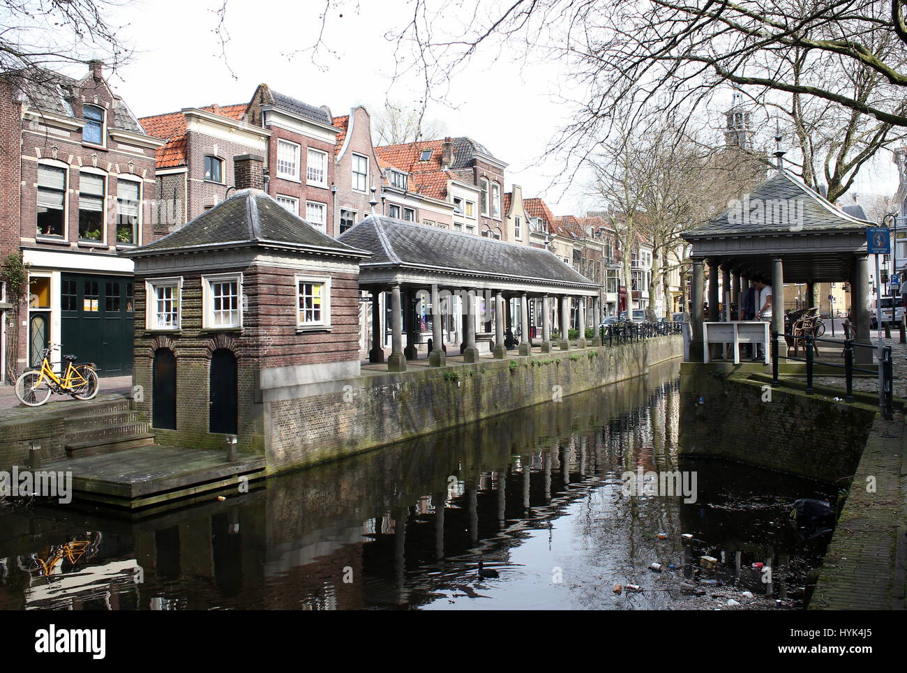 18. Jahrhundert Fischhändler Ständen entlang historischer Hoge Gouwe und Lage Gouwe Kanal, Zentrum von Gouda, Niederlande Stockfoto