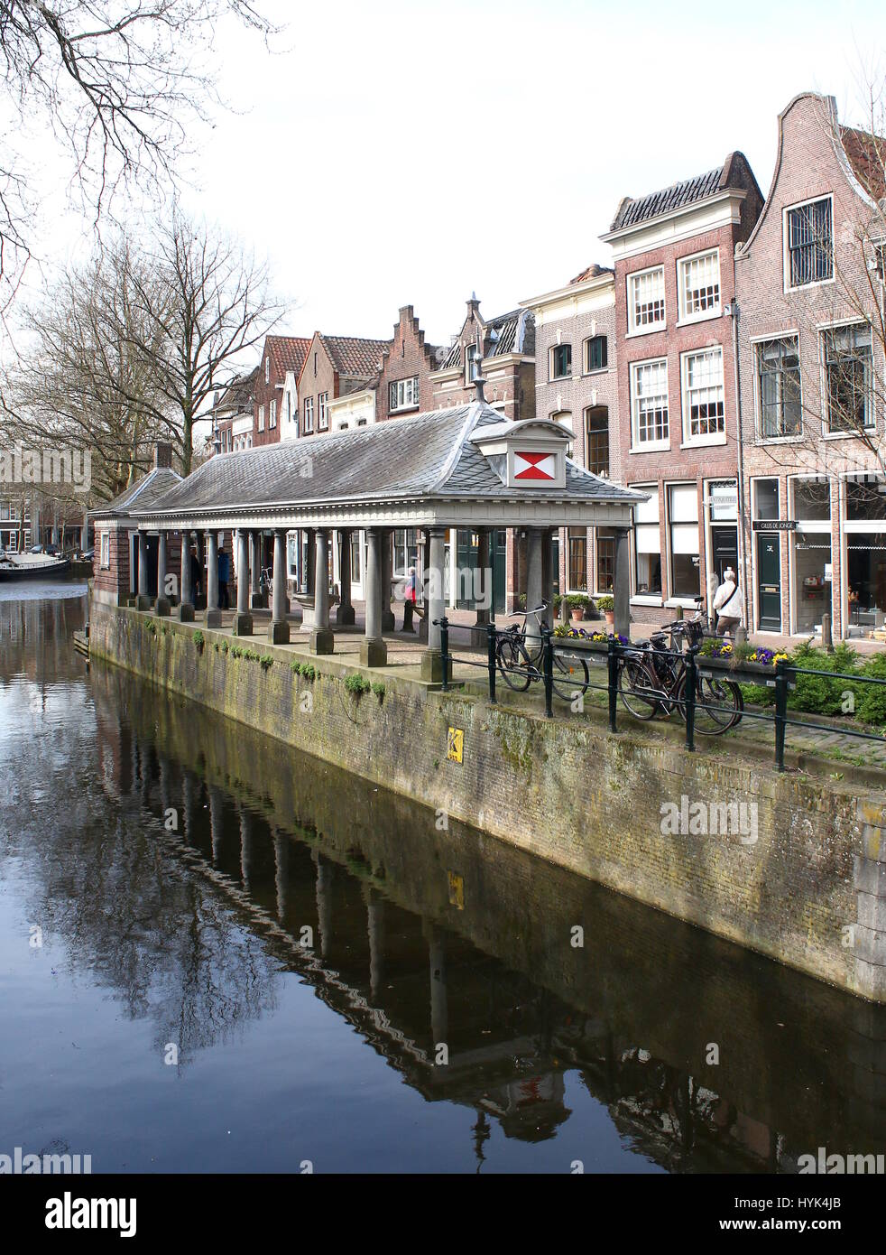 18. Jahrhundert Fischhändler Ständen entlang historischer Hoge Gouwe und Lage Gouwe Kanal, Zentrum von Gouda, Niederlande Stockfoto