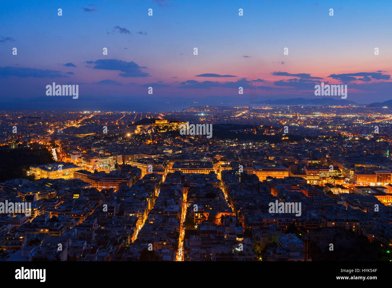 Panorama Stadtbild von Athen mit Acorpolis Hügel und das Meer in der Nacht, Griechenland Stockfoto