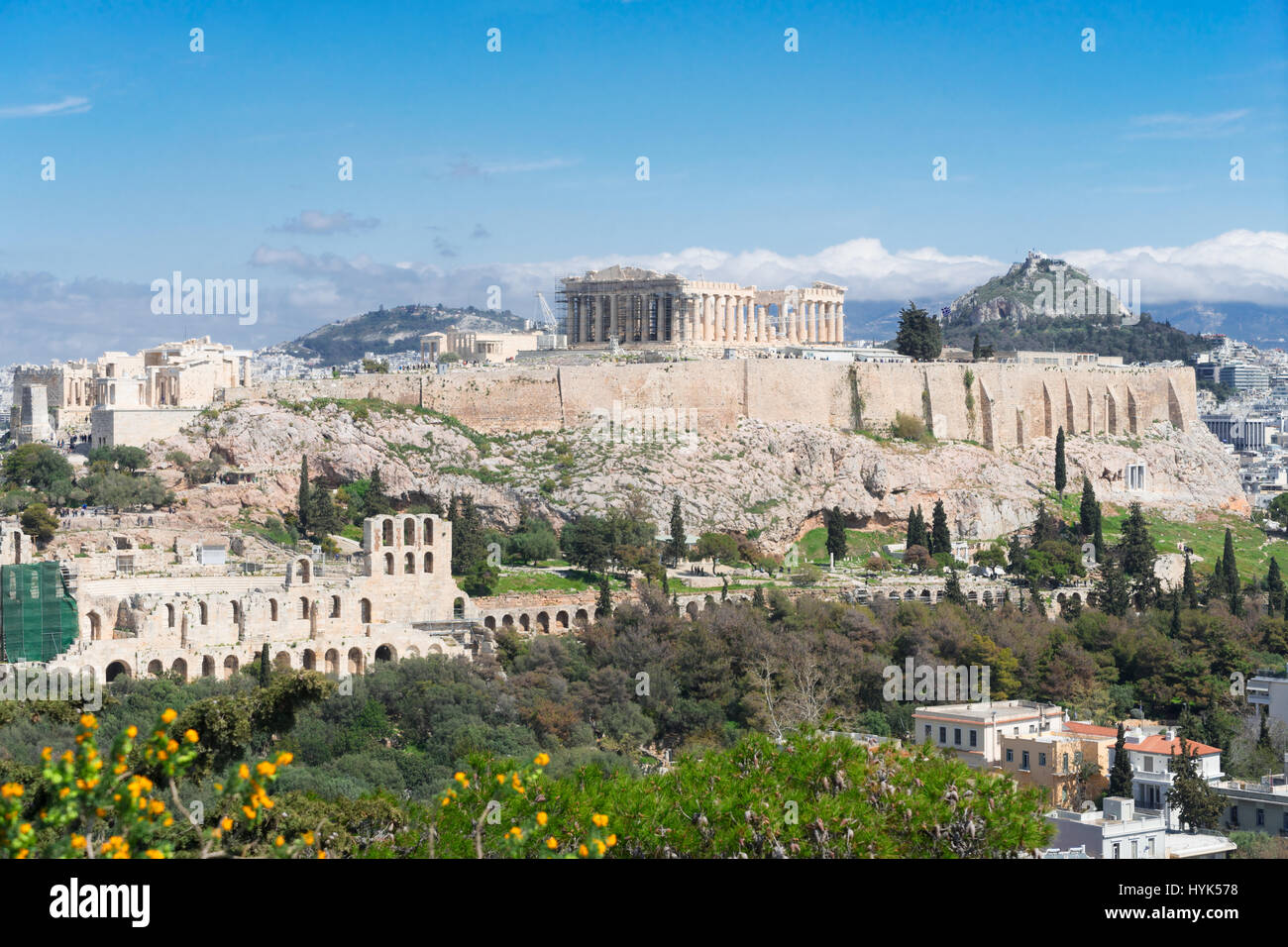 Berühmte Skyline von Athen mit der Akropolis, Pathenon, Herodes Atticus Amphitheater und Lycabettus-Hügel, Athen Griechenland Stockfoto