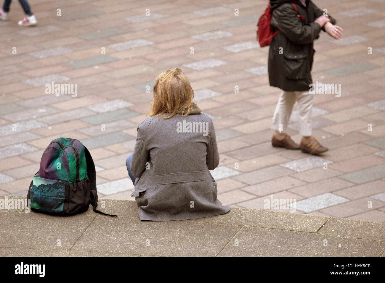 Glasgow Straße Szene Stadtbild Jugendliche Touristen sitzen auf Stufen beobachten Leben vorbeiziehen Stockfoto