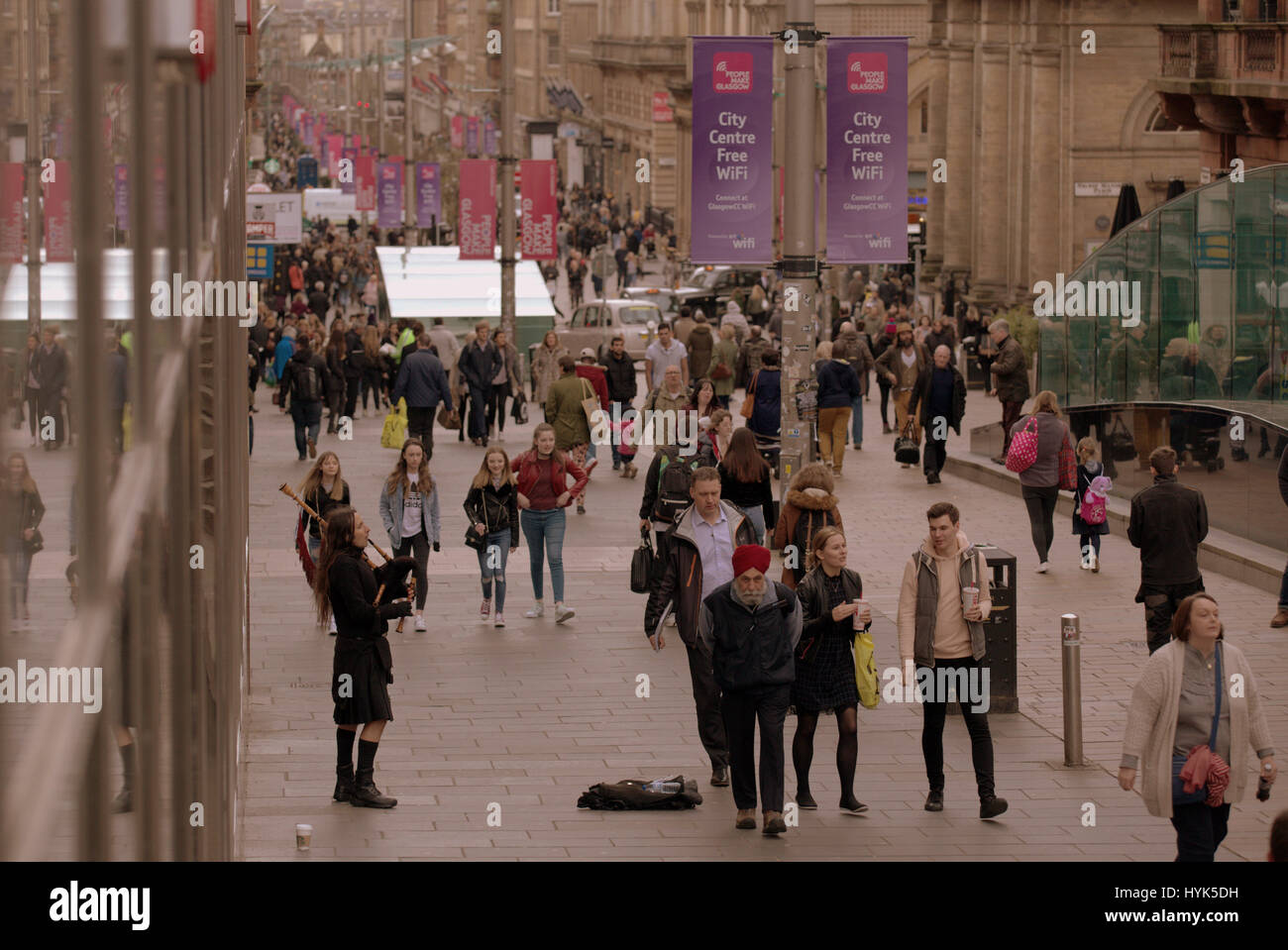 Shopping-Fans und Touristen Einkaufen in Massen Om Buchanan Street Glasgow Stockfoto