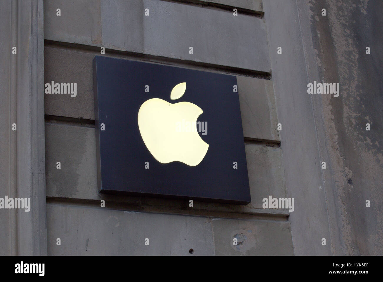 Apple-Logo auf Sandsteingebäude Glasgow Stockfoto