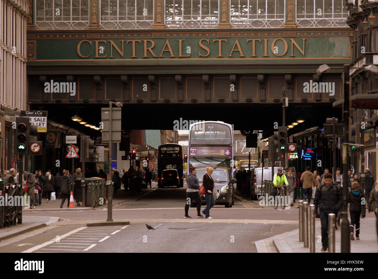 Hauptbahnhof die Hochländer Regenschirm Glasgow Straßenszene Stockfoto