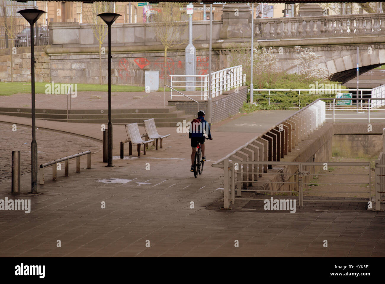 Clyde Gehweg einsame Radfahrer urbane Stadtbild Stockfoto