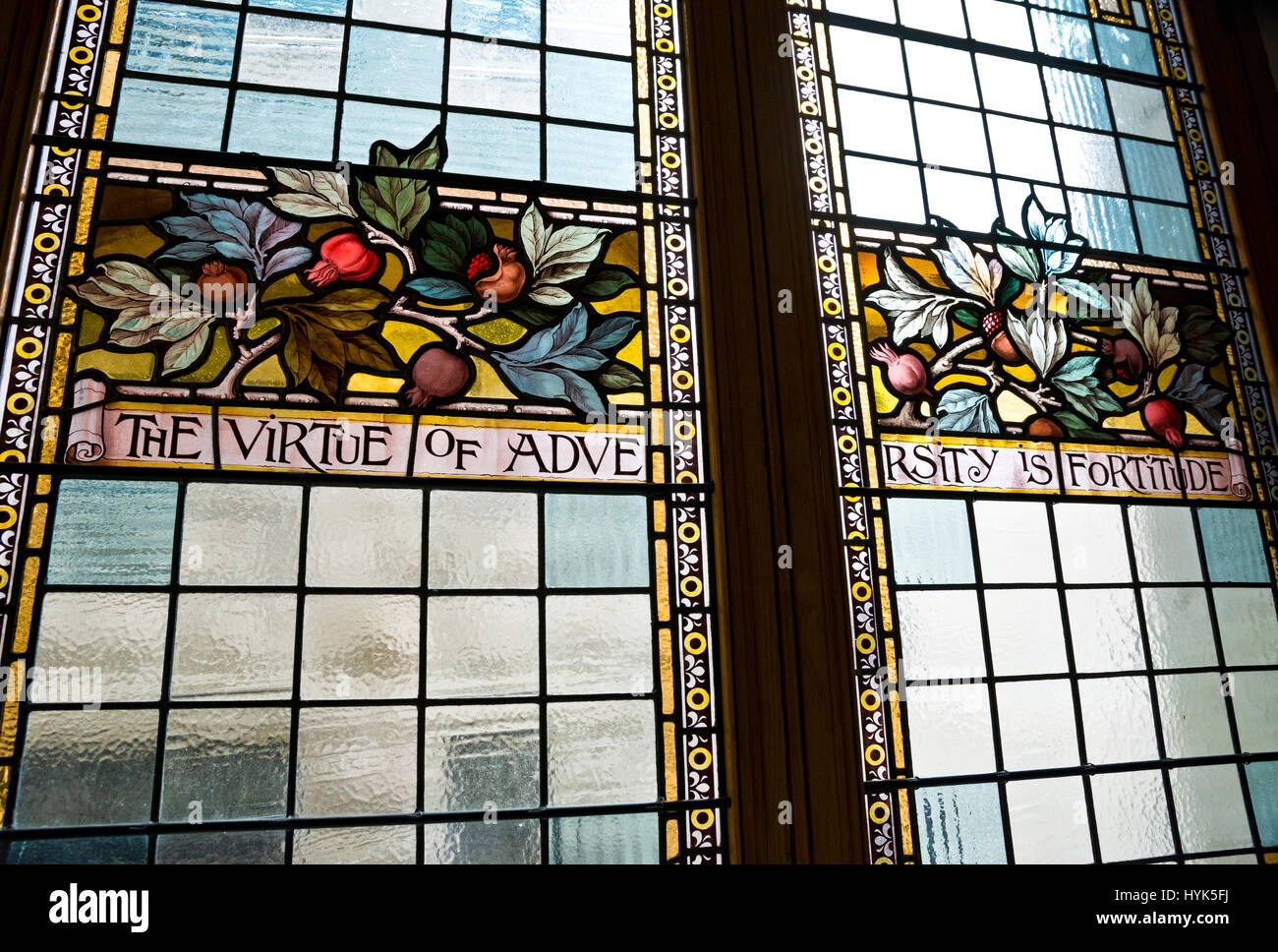 "Die Tugend Widrigkeiten ist Stärke" Zitat auf Glasfenster in Victoria BC Landtag Gebäude. Stockfoto
