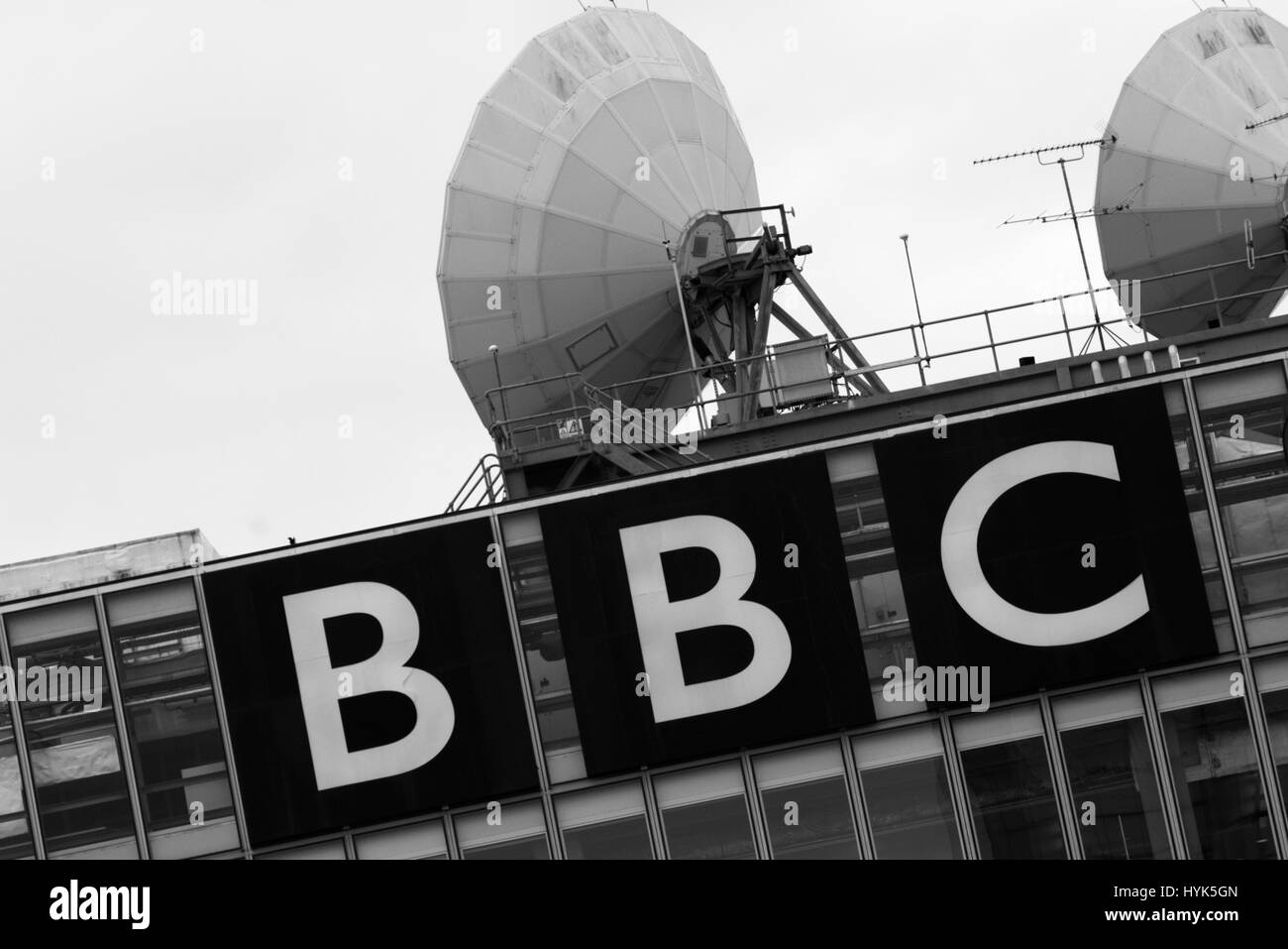 BBC-Logo mit Satellitenschüsseln Stockfoto