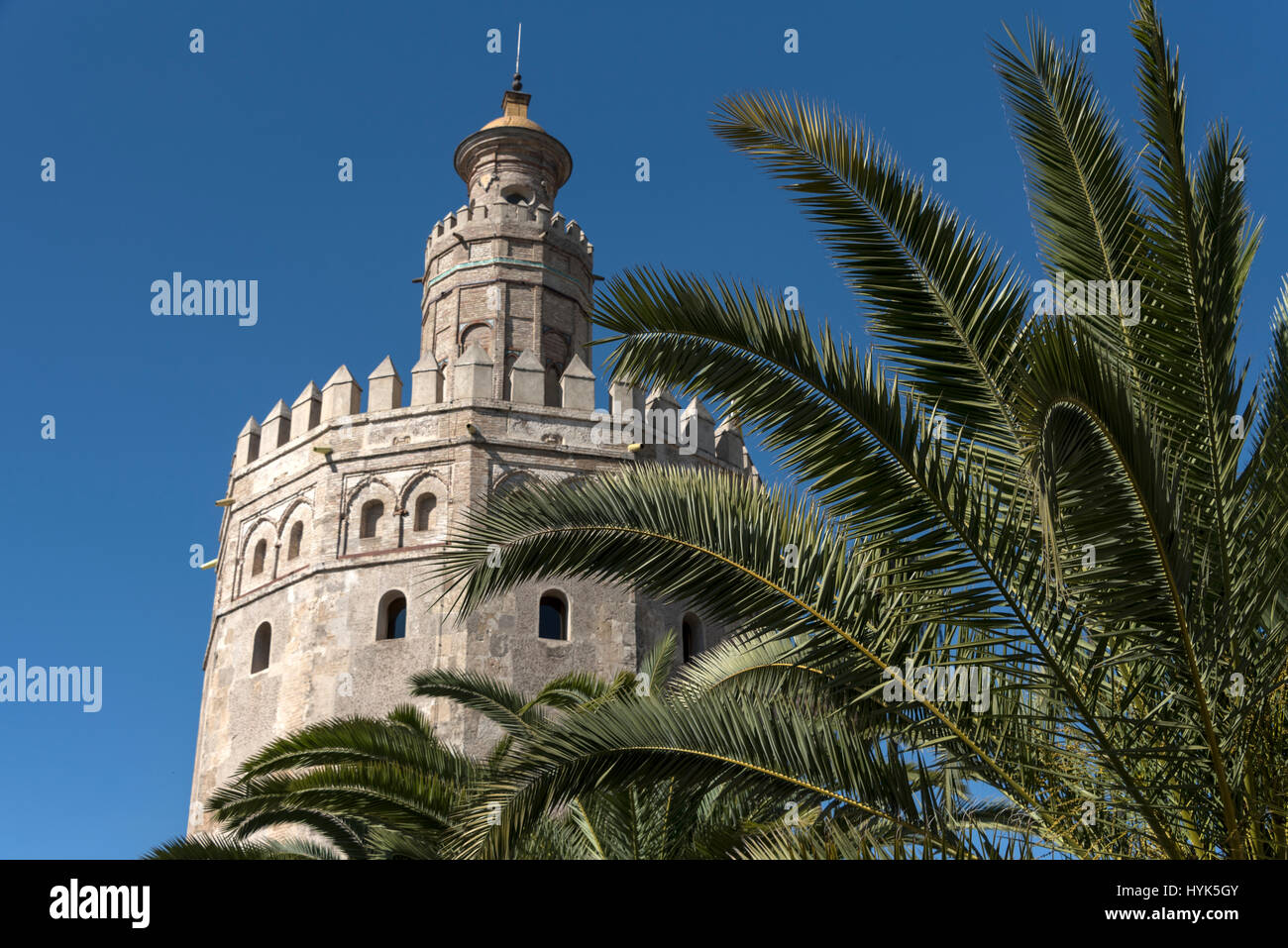 Ein 12. Jahrhundert gebaut, Torre del Oro, (Tower of Gold) einen Wachturm am Paseo de Cristobal Colon neben dem Fluss Guadalquivir in Sevilla, Spanien. Stockfoto