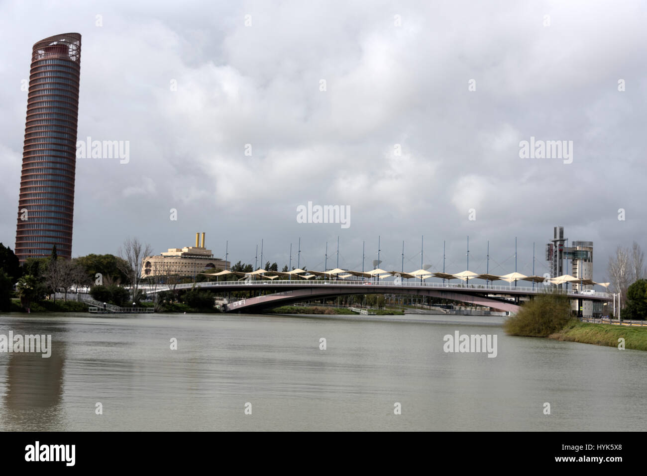 Sevillas umstrittenen neuen 180m Wolkenkratzer Torre Pelli oder Sevilla Turm ist ein 43-geschossiges Hauptgebäude und Sitz der Cajasol Bank. in Sevilla, Spa Stockfoto