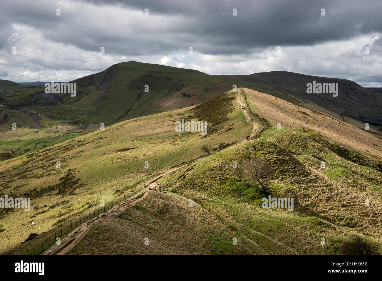 Der Great Ridge Walk, Peak District, Derbyshire. Blick vom Back Tor zum Mam Tor. Stockfoto