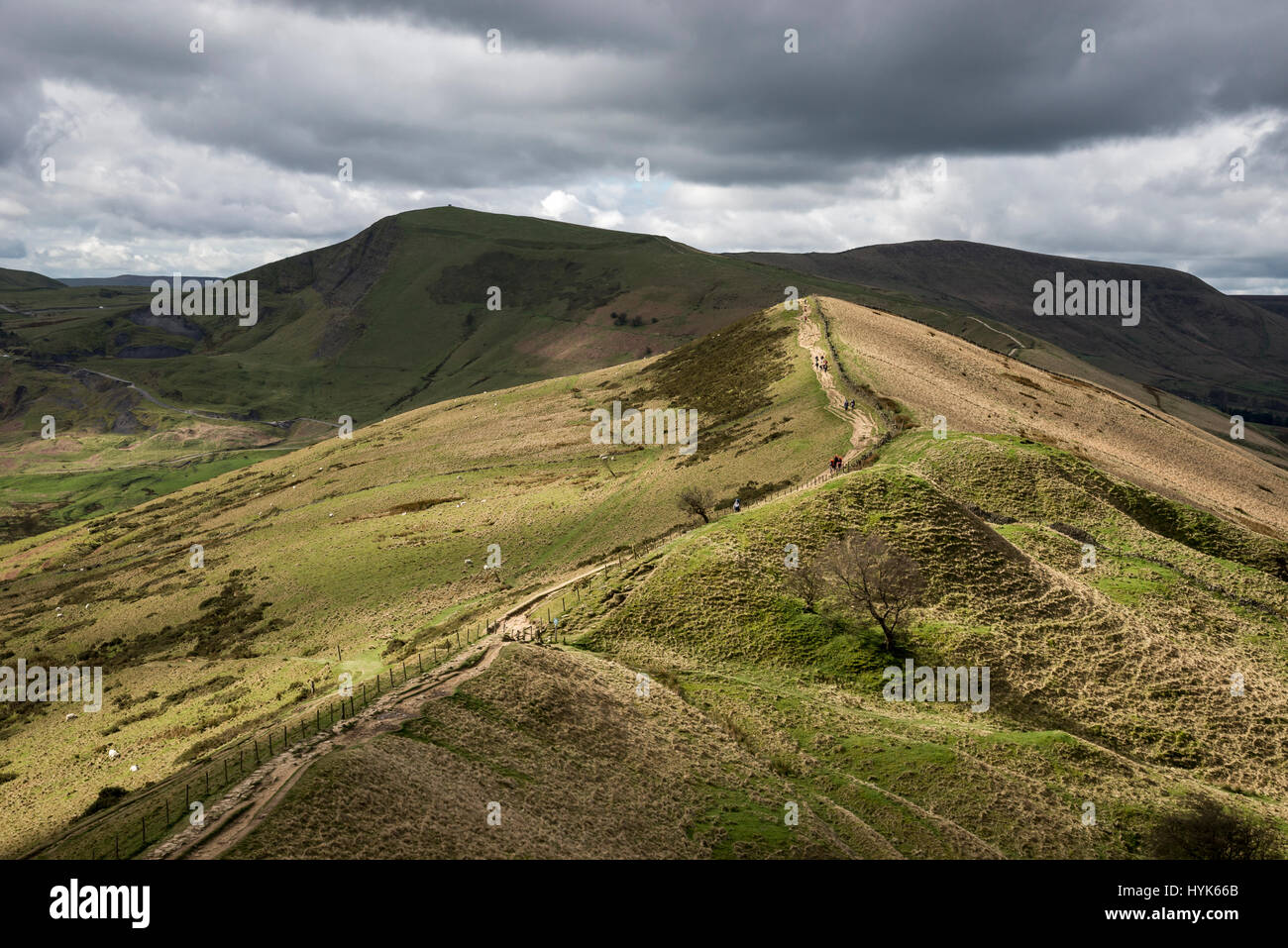 Die große Gratwanderung, Peak DIstrict, Derbyshire. Blick vom hinteren Tor auf Mam Tor. Stockfoto