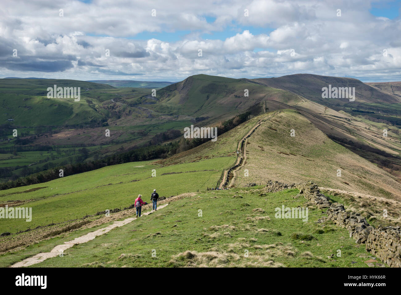 Paare, die den Grat wandern von Lose Hill zum Mam Tor in der Peak District National Park, Derbyshire, England. Stockfoto