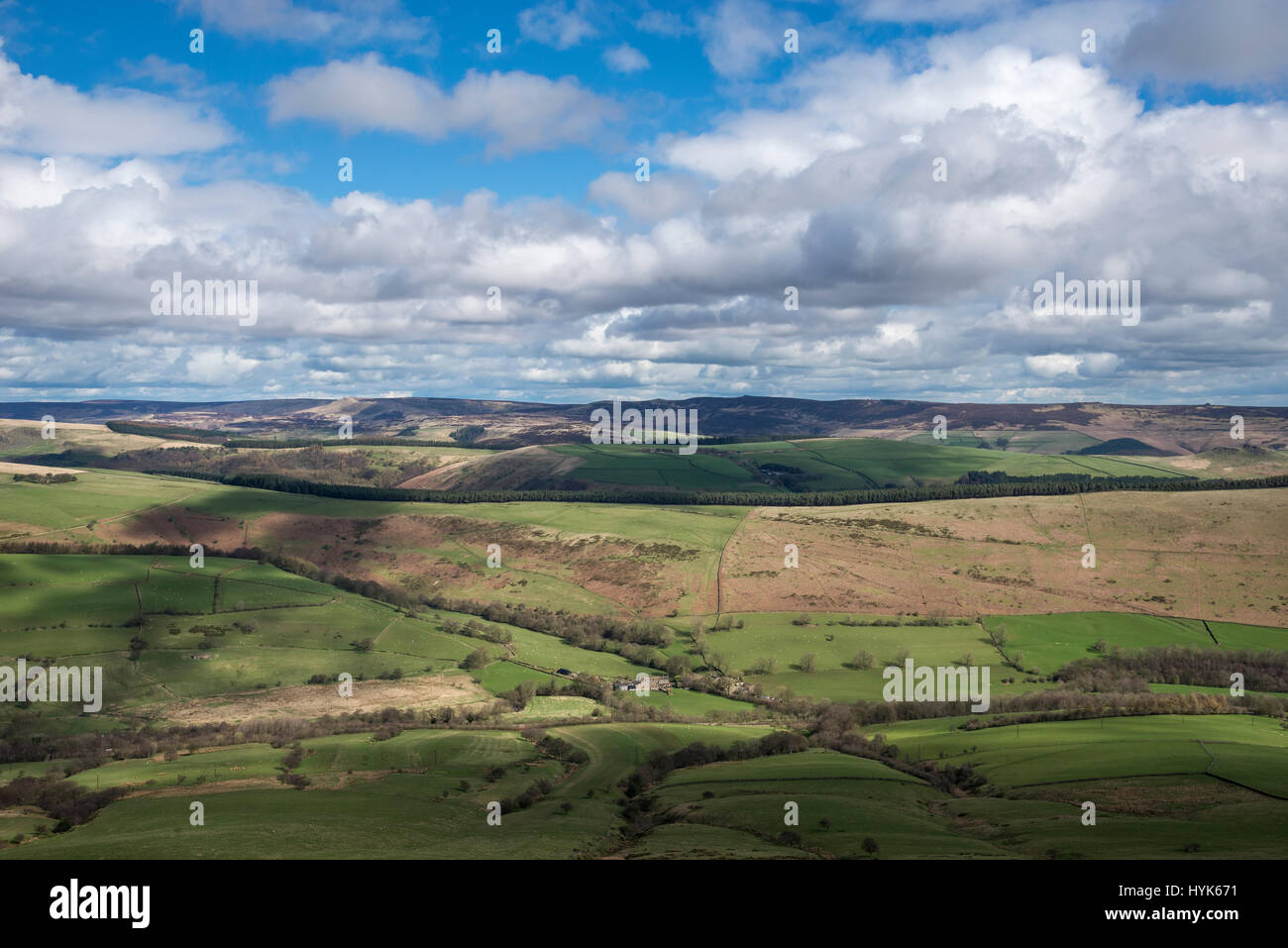 Schöne Aussicht auf Peak District Hügel aus Lose Hill, Derbyshire. Auf der Suche nach Hoffnung Kreuz und der Pennines. Stockfoto