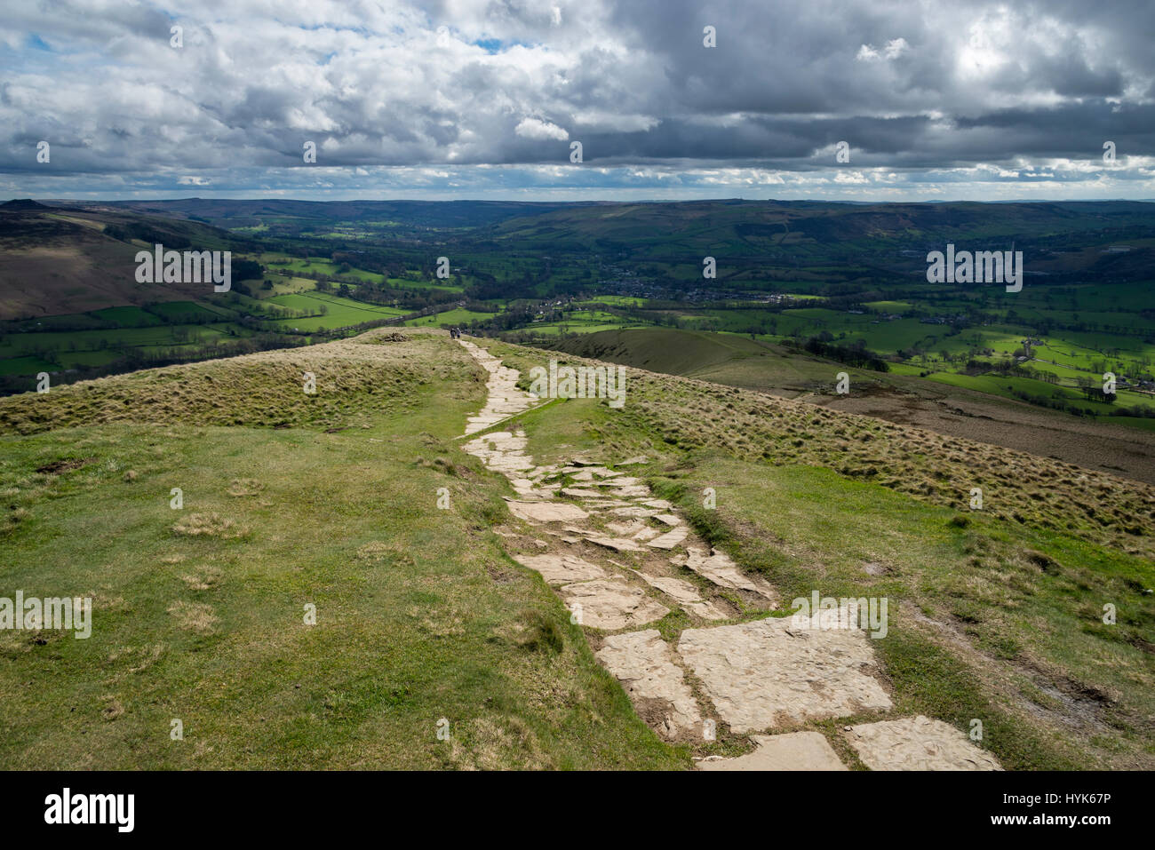 Steinigen Weg auf den Gipfel des Lose Hügel mit Blick auf die Hope Valley in der Peak District National Park, England. Stockfoto