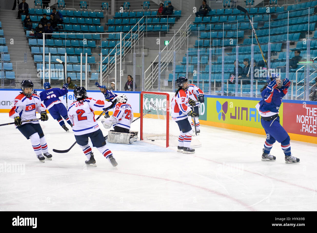 GB-Womens-Eishockey-Mannschaft von DPR Korea (Nordkorea) in der Overtime besiegt. Ergebnis nach Verlängerung 3: 2 Stockfoto