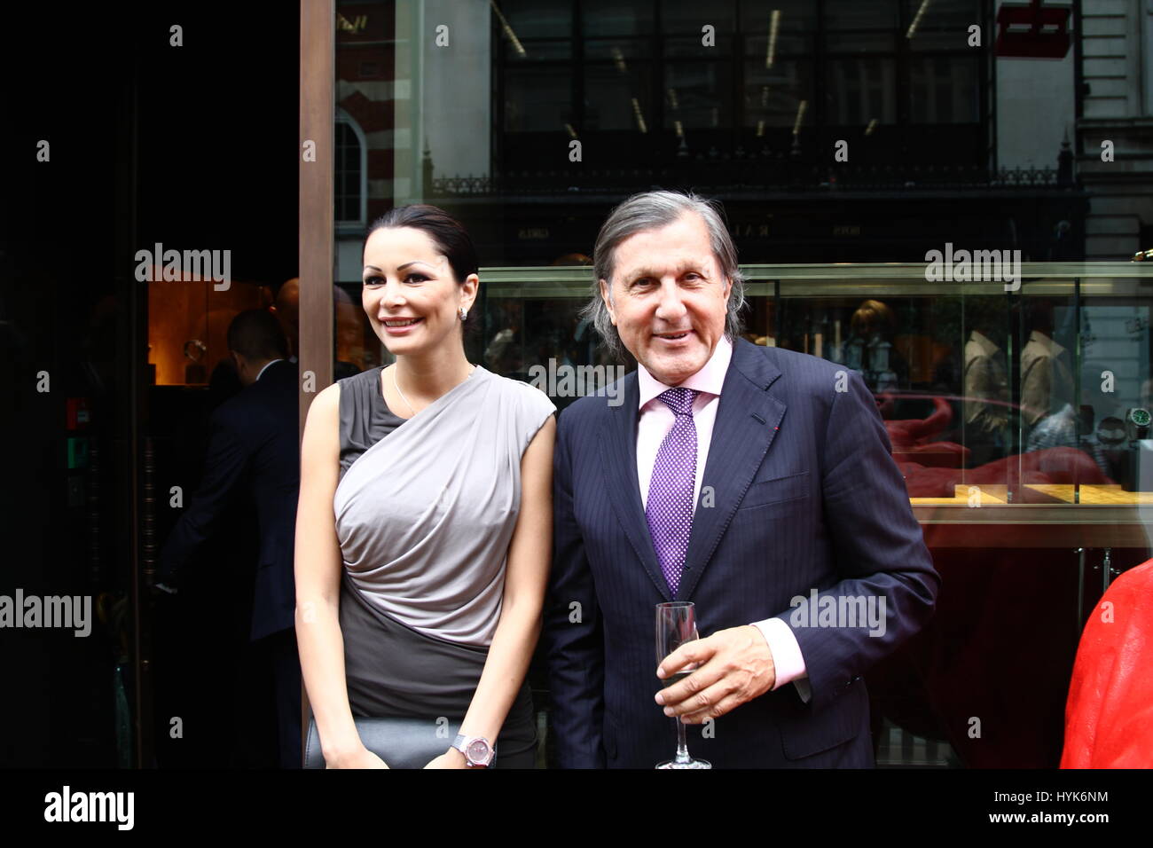 Ilie Nastase mit seiner Frau Brigitte Sfat in der Bond Street London. Russell Moore Portfolio-Seite. Stockfoto
