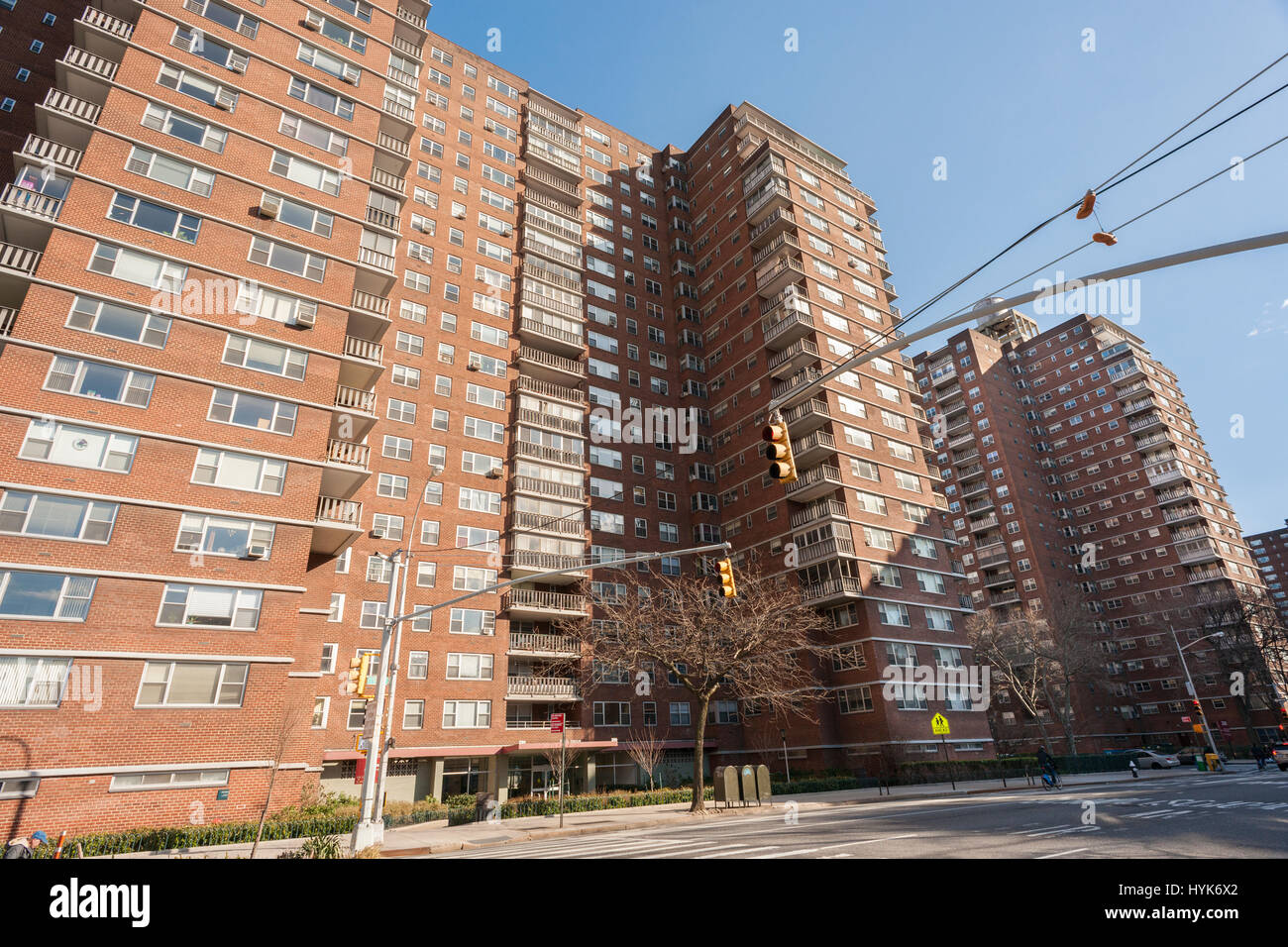 Ein Gebäude in der erschwinglichen Wohnraum, Sowjetblocks eindrucksvollen Architektur, Penn Süden Komplex in New York am Sonntag, 2. April 2017. (© Richard B. Levine) Stockfoto