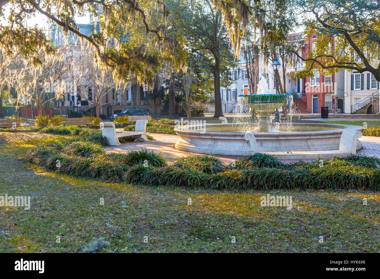 Savannah, Georgia.  Deutsche Memorial Fountain, Orleans Square.  Spanischem Moos (Tillandsia Usneoides) in den Bäumen. Stockfoto