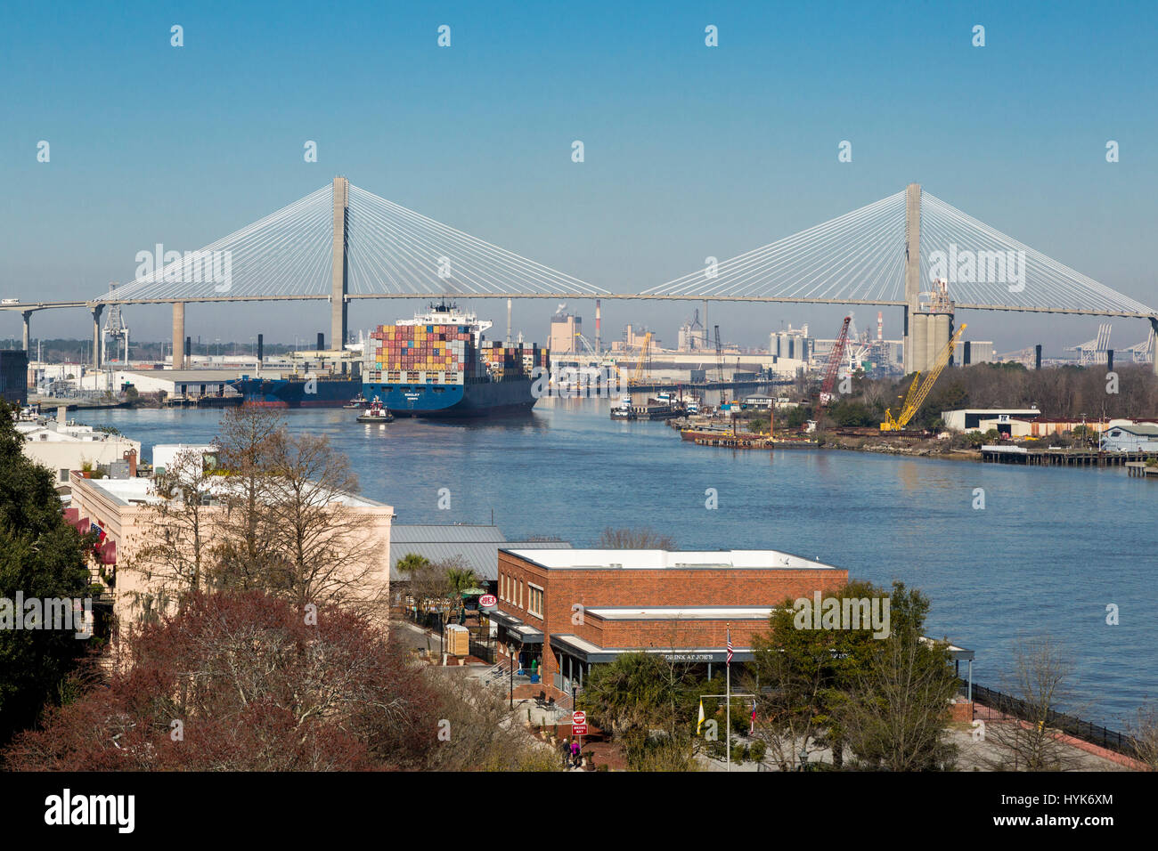 Savannah, Georgia.  Frachtschiff in Savannah River, Talmadge Brücke im Hintergrund. Stockfoto