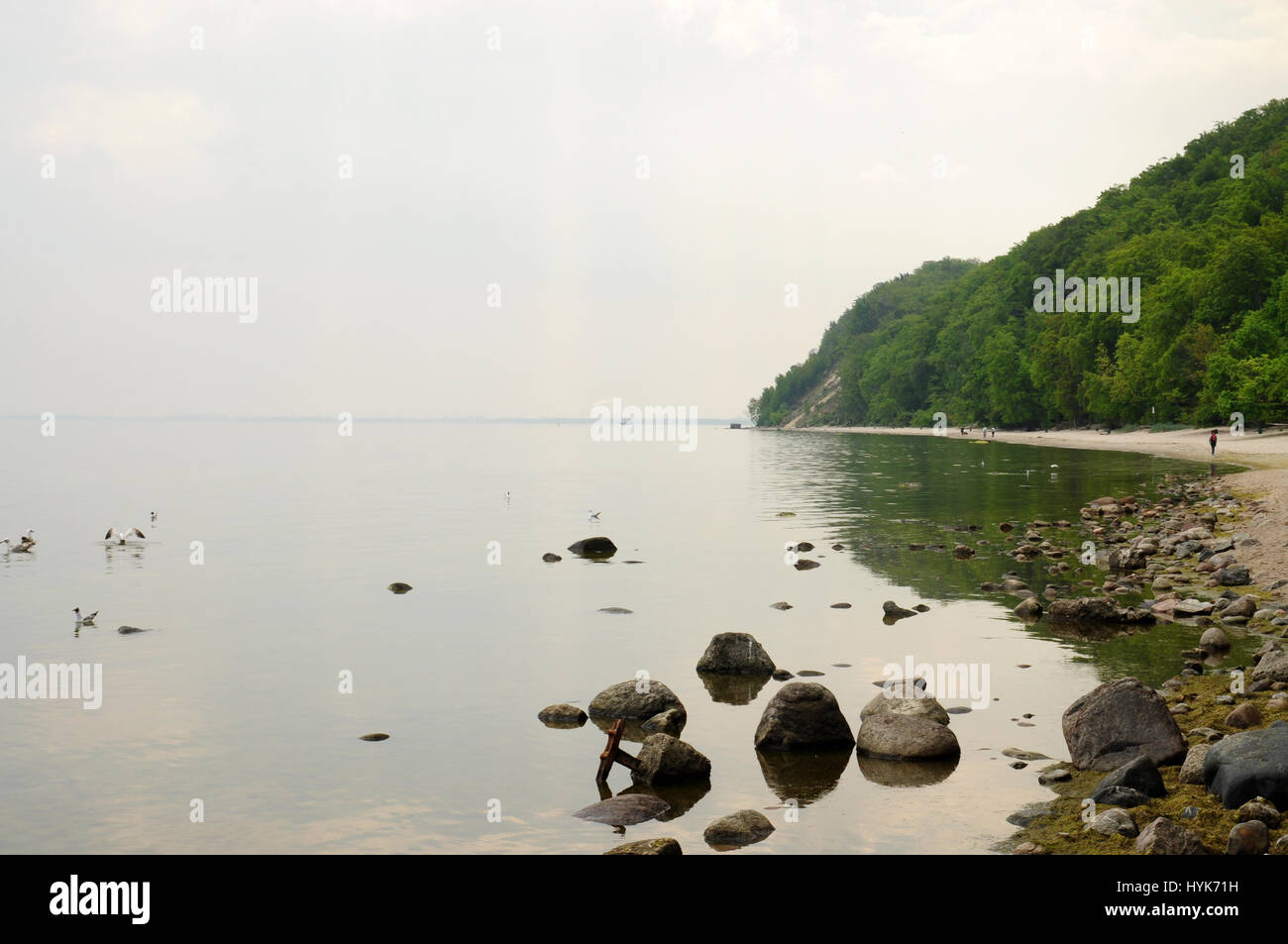 neblig trüben Sommertag am Strand an der Ostsee-Küste in Gdynia, Polen Stockfoto