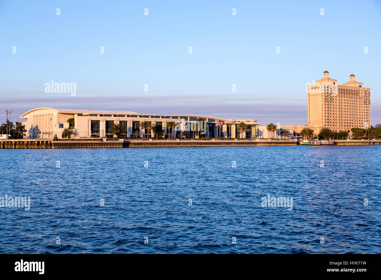 Savannah, Georgia.  International Trade Center.  Westin Savannah Harbor Golfresort im Hintergrund. Stockfoto