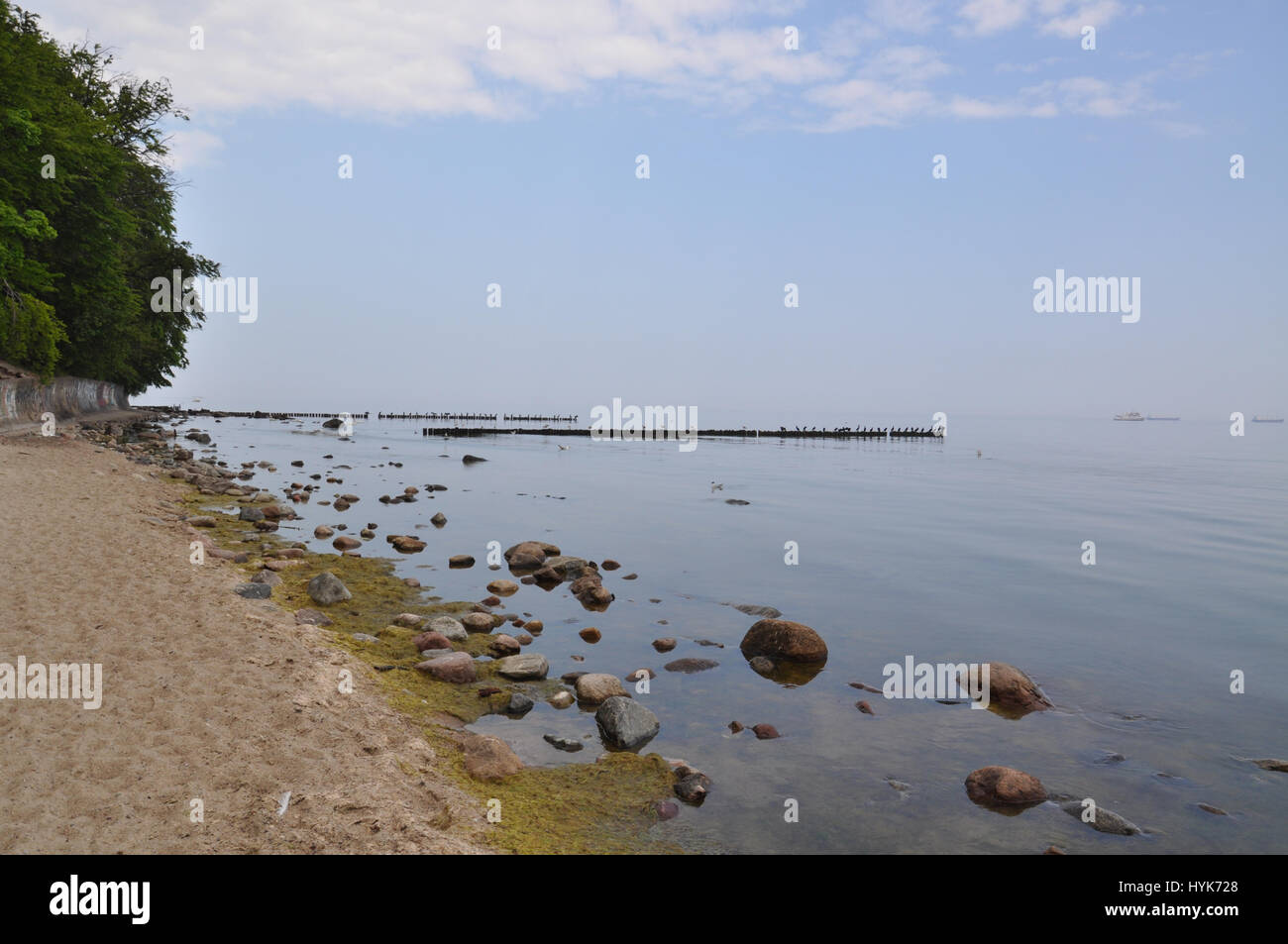 neblig trüben Sommertag am Strand an der Ostsee-Küste in Gdynia, Polen Stockfoto