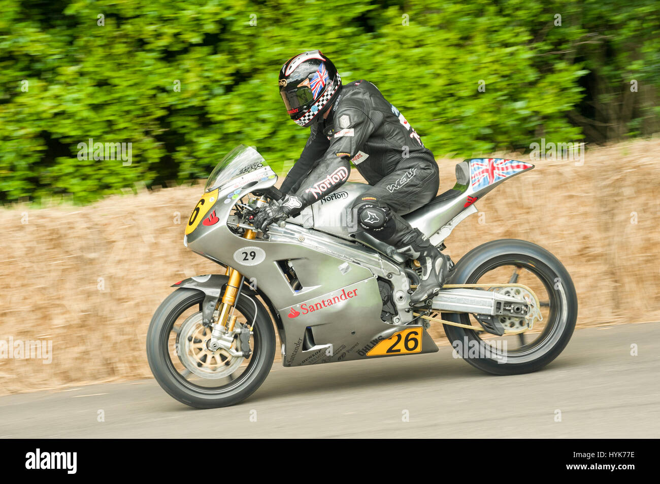 Goodwood, UK - 1. Juli 2012: Ian Mackman auf seine Isle Of Man TT Norton V4 fahren den Hügel-Kurs beim Goodwood Festival of Speed Stockfoto