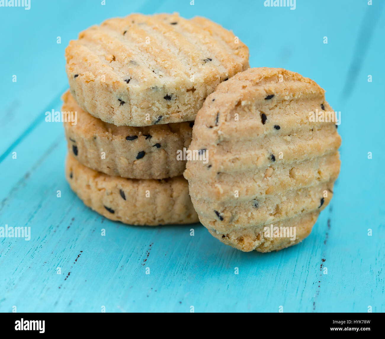 Keks mit Sesam auf blauem Hintergrund Holz Stockfoto
