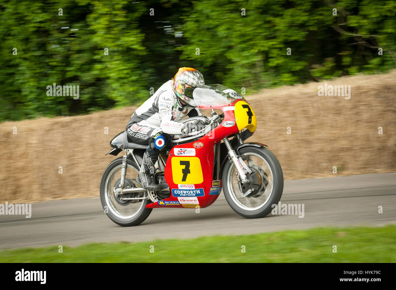 Goodwood, UK - 1. Juli 2012: Britische TV-Moderatorin und TT Rennfahrer Steve Parrish reiten die berühmten Barry Sheene Suzuki Moto-GP-Maschine im Hügel an der Stockfoto