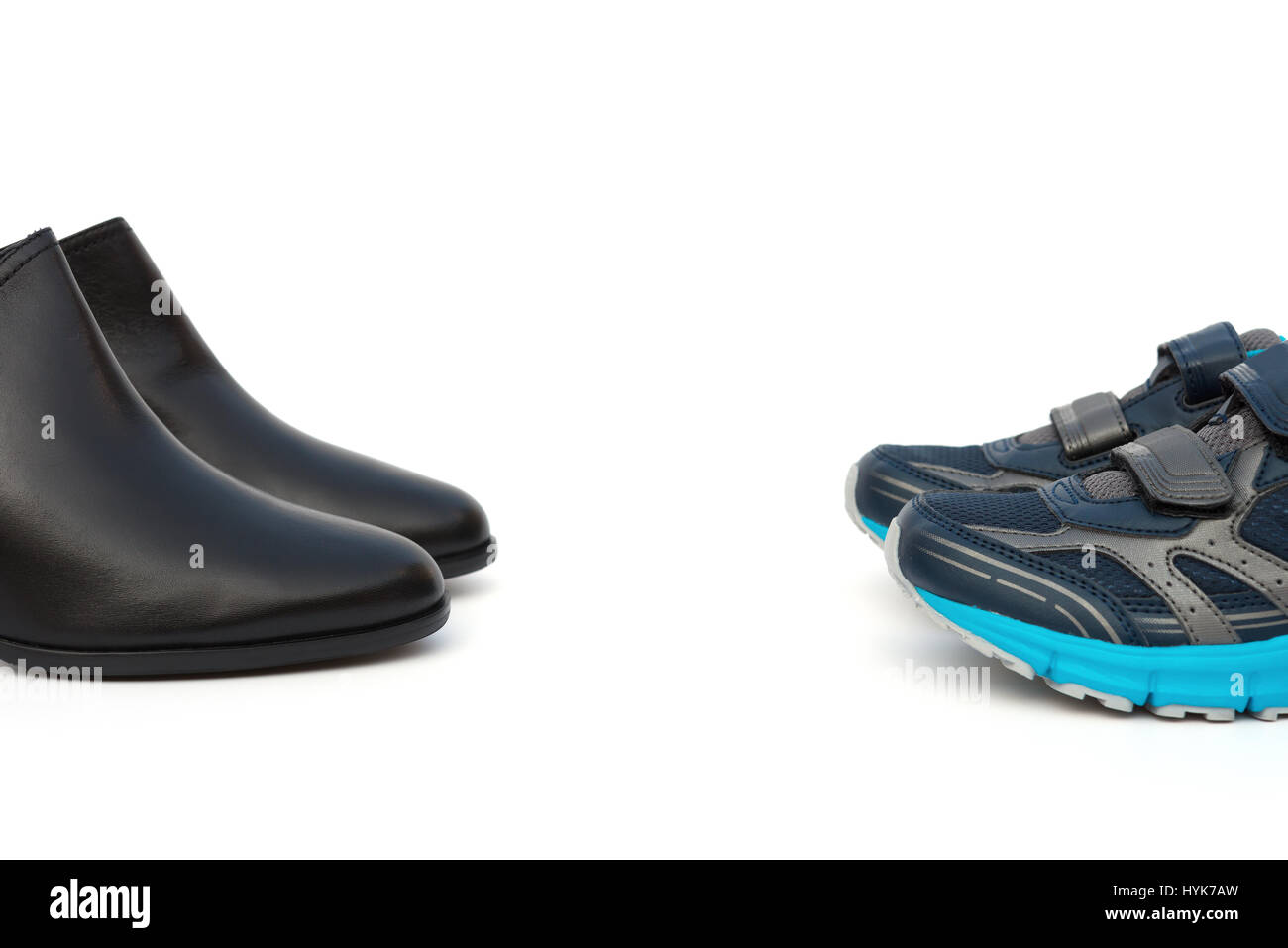 schwarze Schuhe für Sohn und Mutter auf weiß als Abstammung Konzept Stockfoto