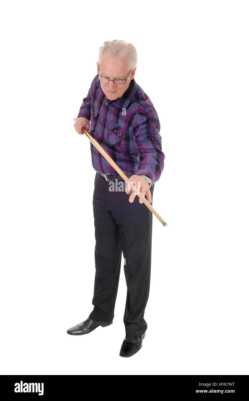 Ein hübscher älterer Bürger stehen für weißen Hintergrund isoliert und beten sein Billardspiel. Stockfoto