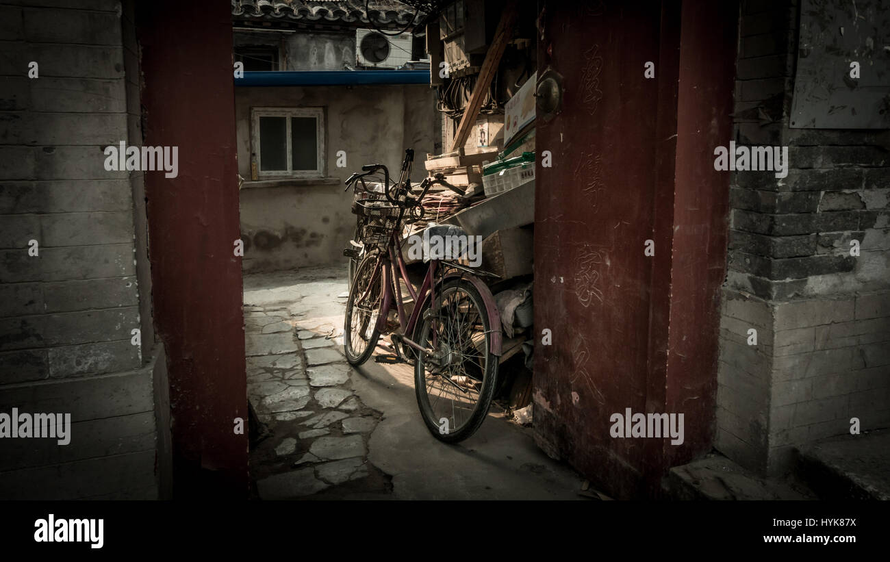 Traditionelle Fahrräder in einer chinesischen Gasse auf Peking, China Stockfoto