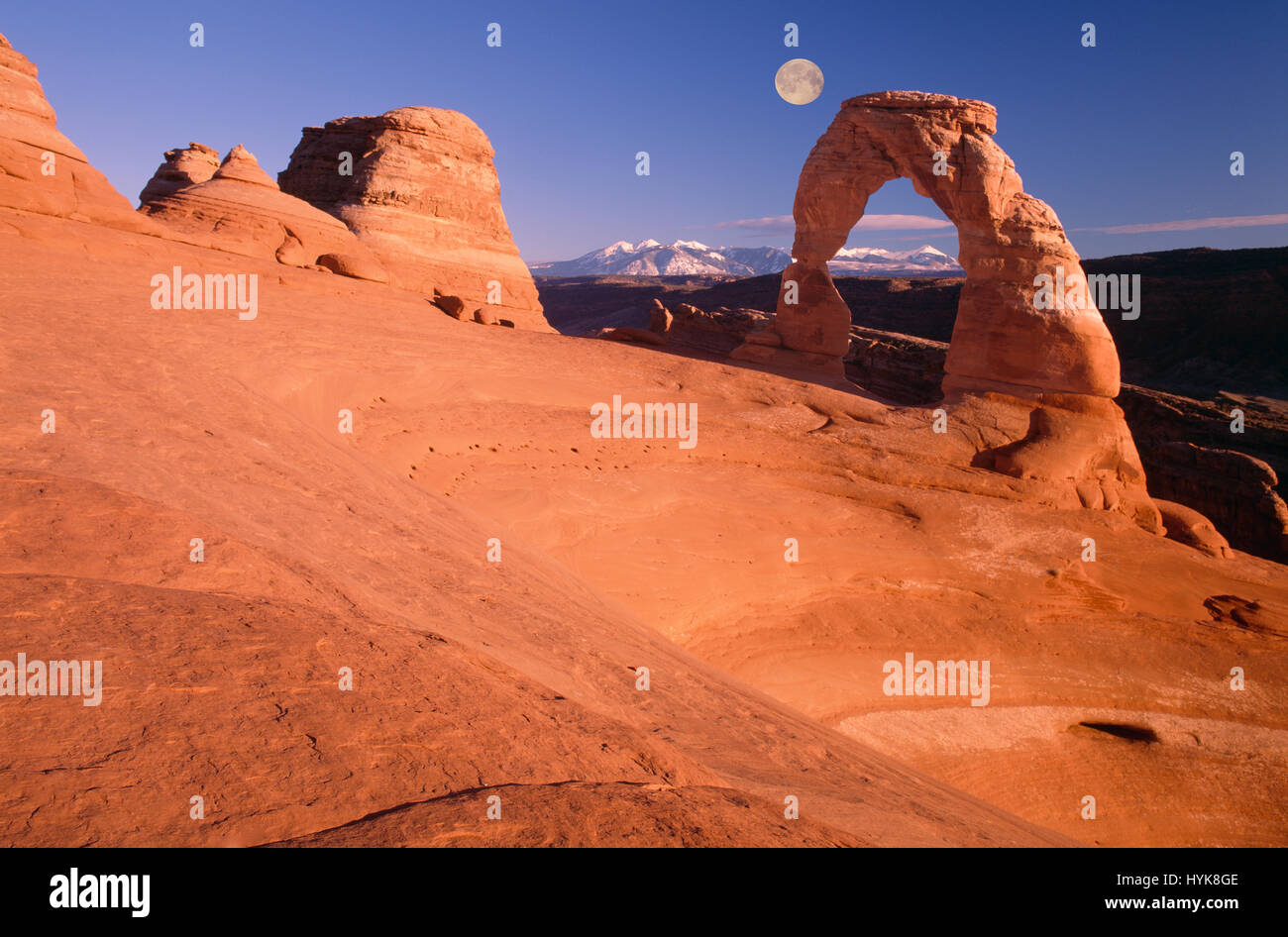 Utah; Arches-Nationalpark; Delicate Arch; Vollmond; Wüstenlandschaft; Stockfoto
