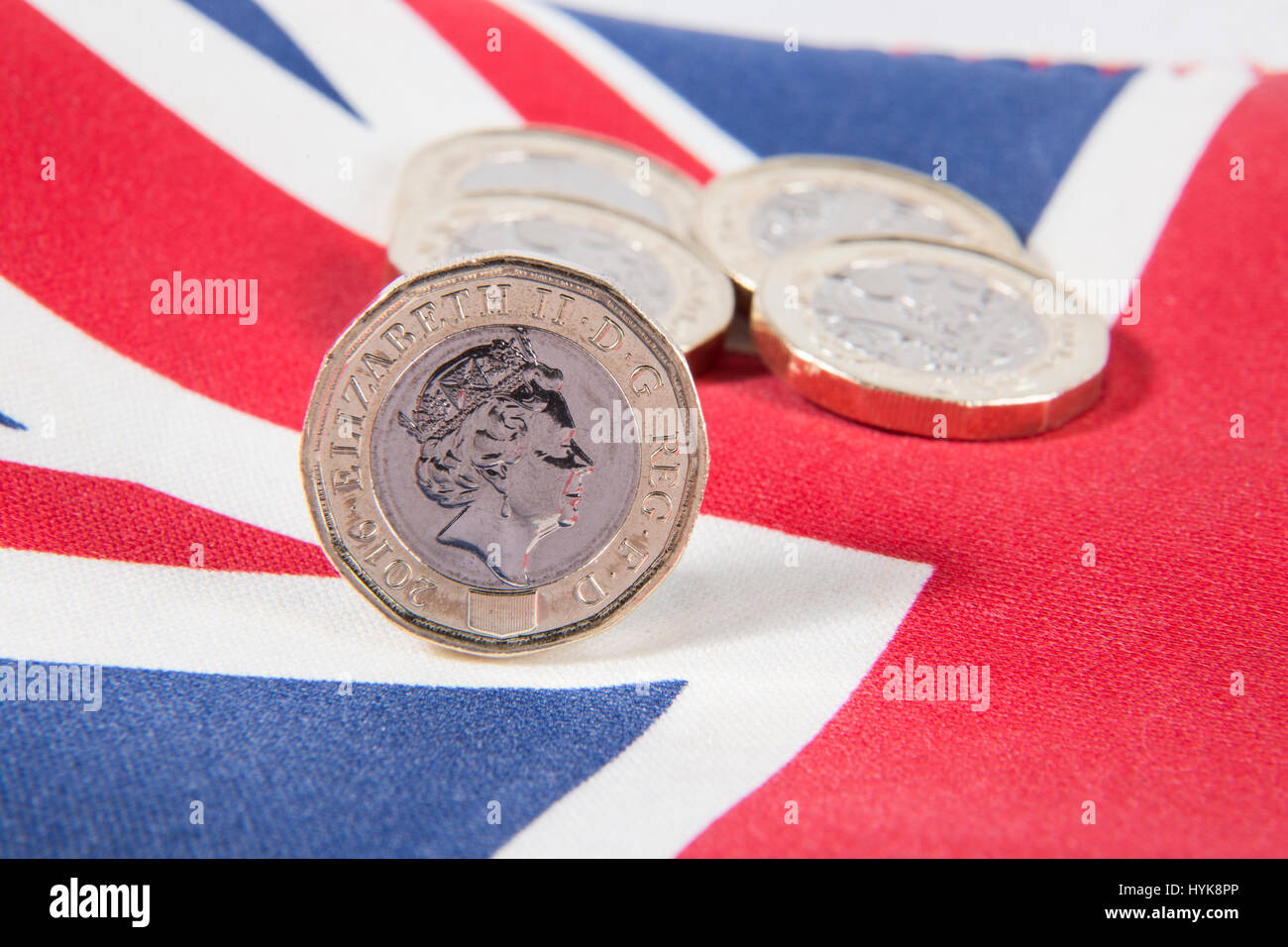 Neue 2016 £1-Pfund-Münzen gelegt auf eine Union Jack-Flagge Stockfoto