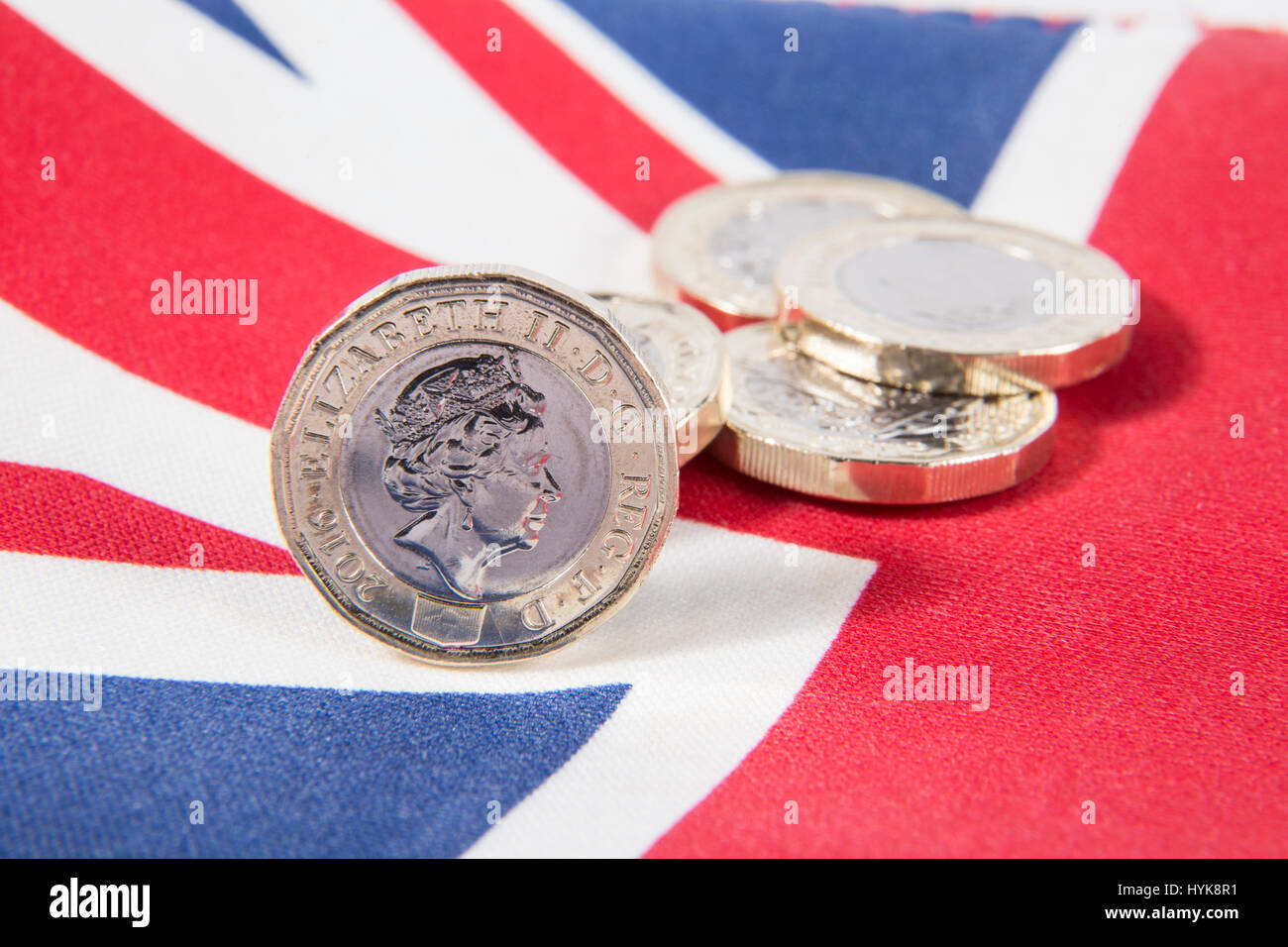 Neue 2016 £1-Pfund-Münzen gelegt auf eine Union Jack-Flagge Stockfoto