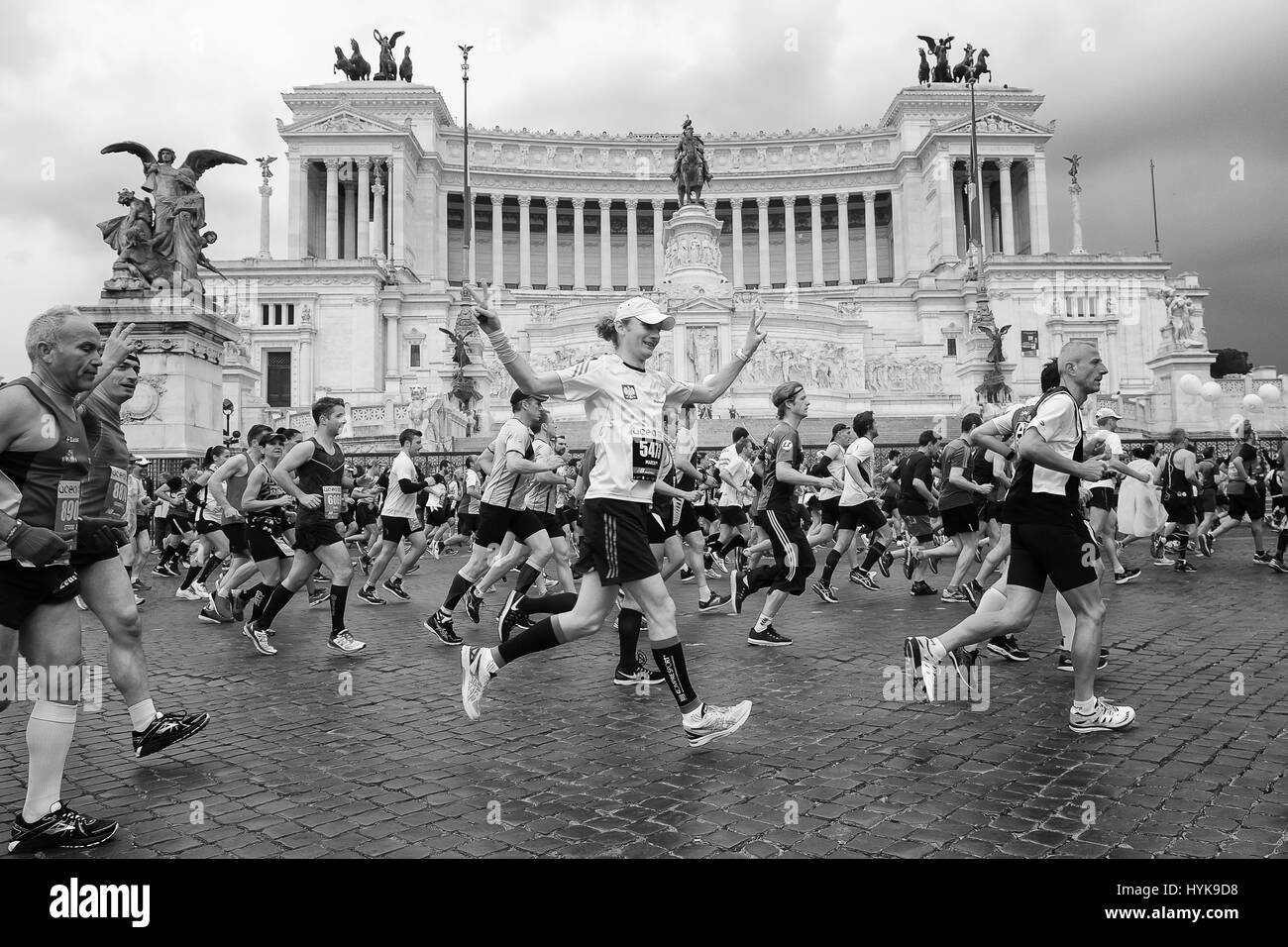 Rom, Italien - 2. April 2017: Athleten beim 23. Rom Marathon laufen durch den Stadtkurs vorbei vor dem Altar des Hauses Stockfoto