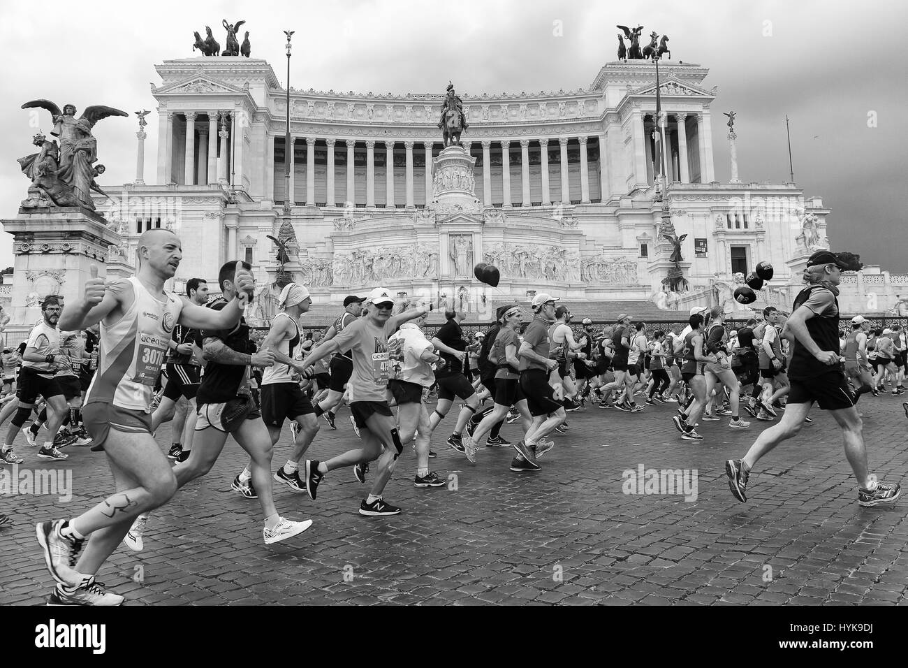 Rom, Italien - 2. April 2017: Athleten beim 23. Rom Marathon laufen durch den Stadtkurs vorbei vor dem Altar des Hauses Stockfoto